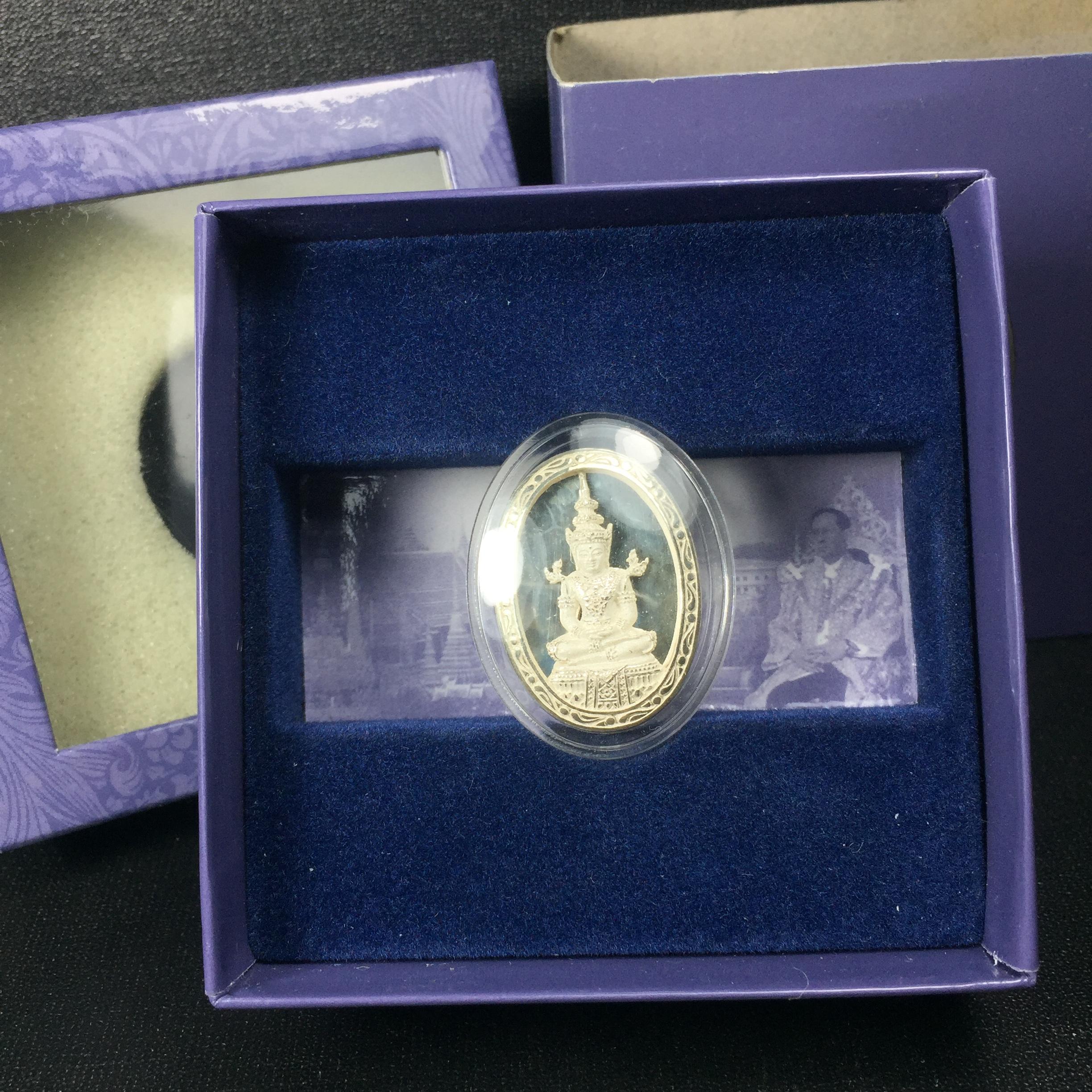 พระแก้วมรกต ภปร. ปี2547 จัดสร้างโดย รพ.ภูมิพลฯ เนื้อเงิน เหรียญทรงกลมรี(1ใน3000องค์)