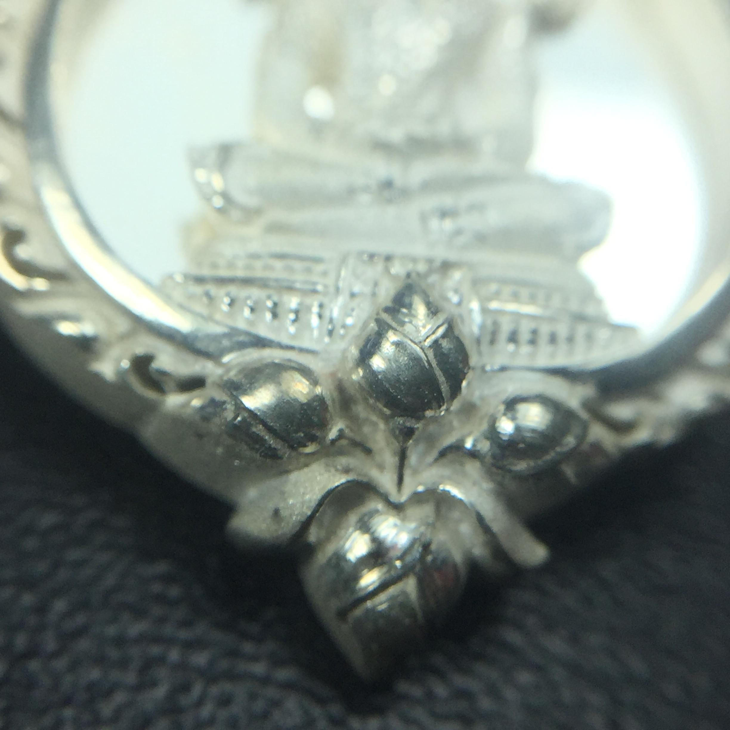 พระแก้วมรกต ภปร. ปี2547 จัดสร้างโดย รพ.ภูมิพลฯ เนื้อเงิน เหรียญทรงดอกบัว(1ใน3000องค์)