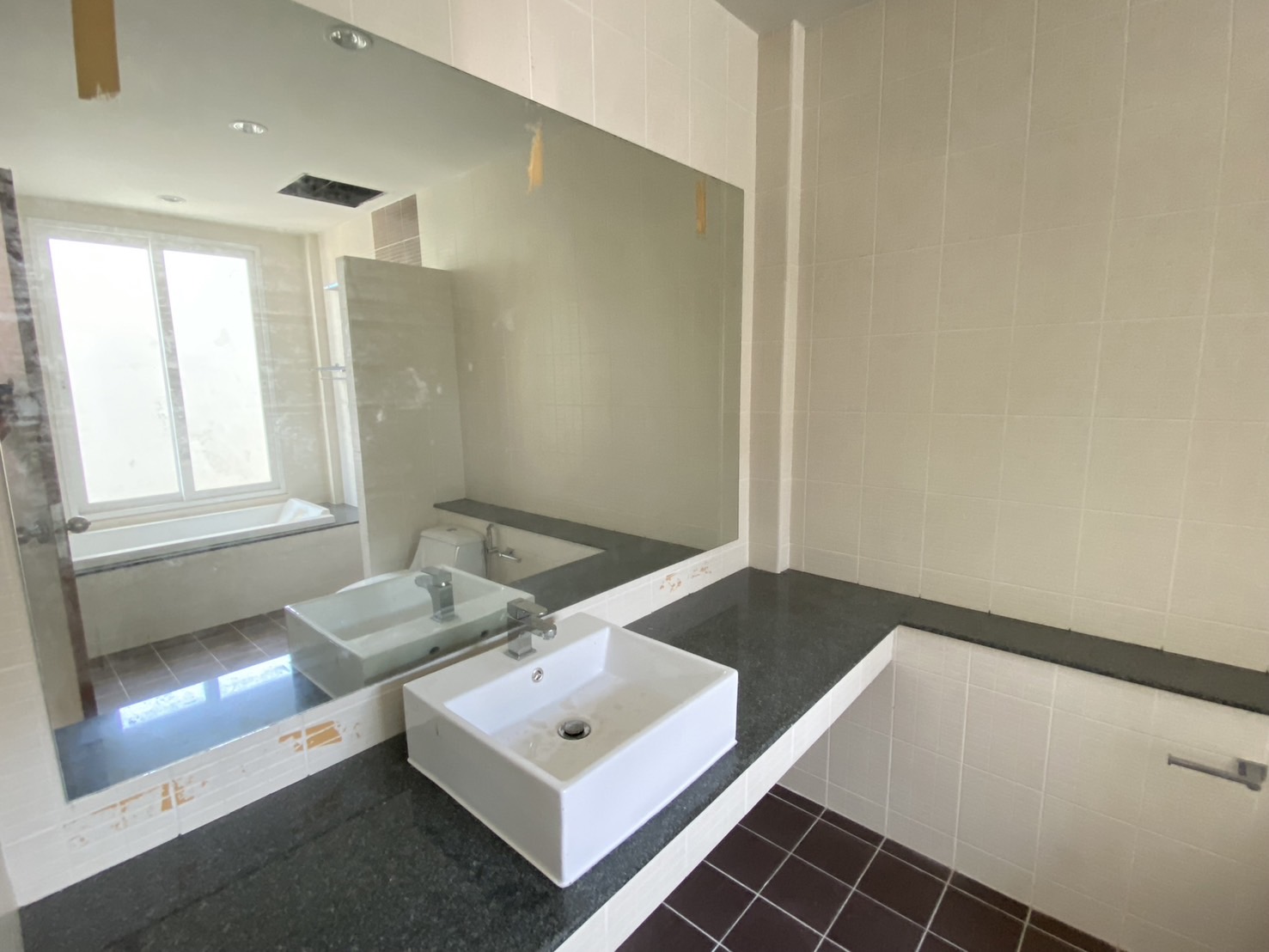 For Sales : Sea front, 2-Story commercial buildings, 3 Bedroom 6 Bathroom