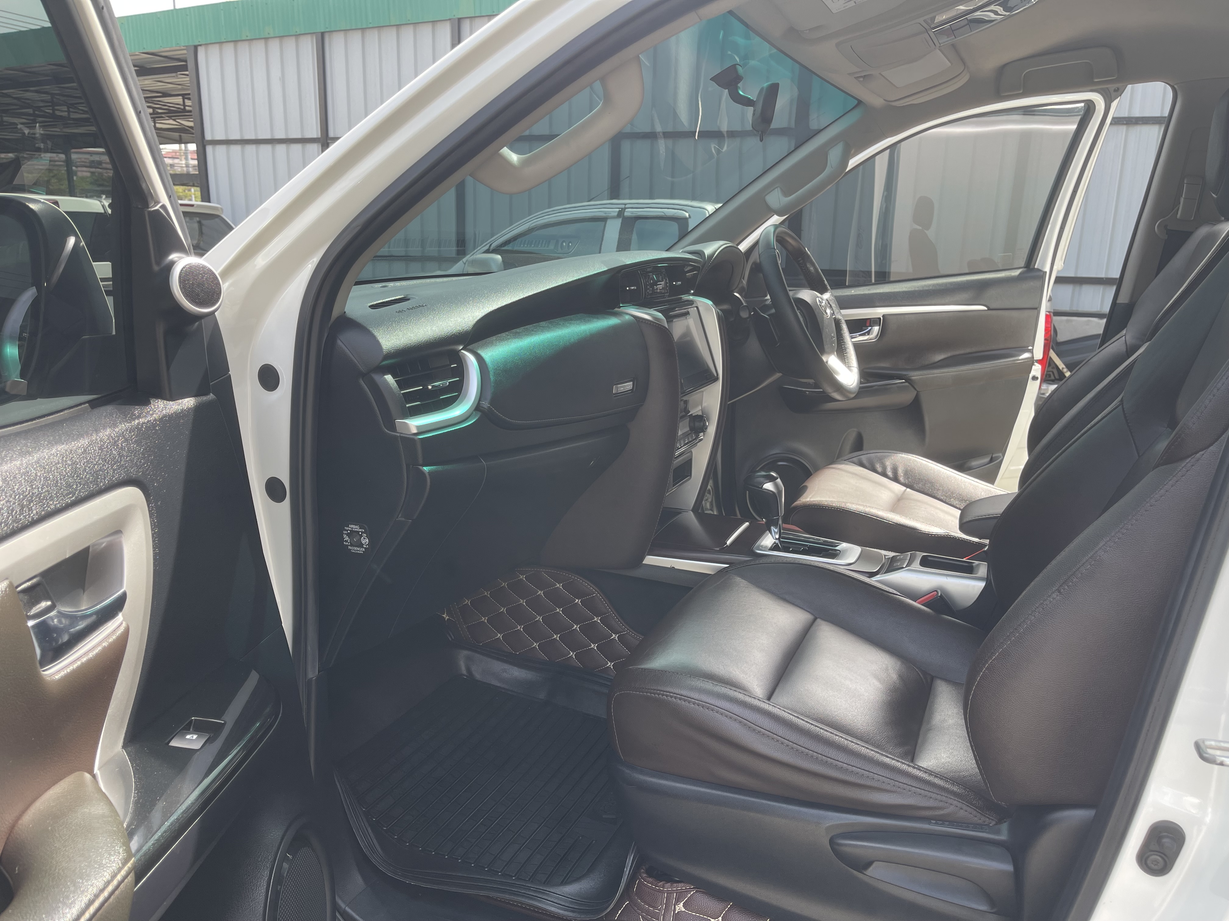 Toyota Fortuner 2.8 V 2WD At 2016 ขาวมุก