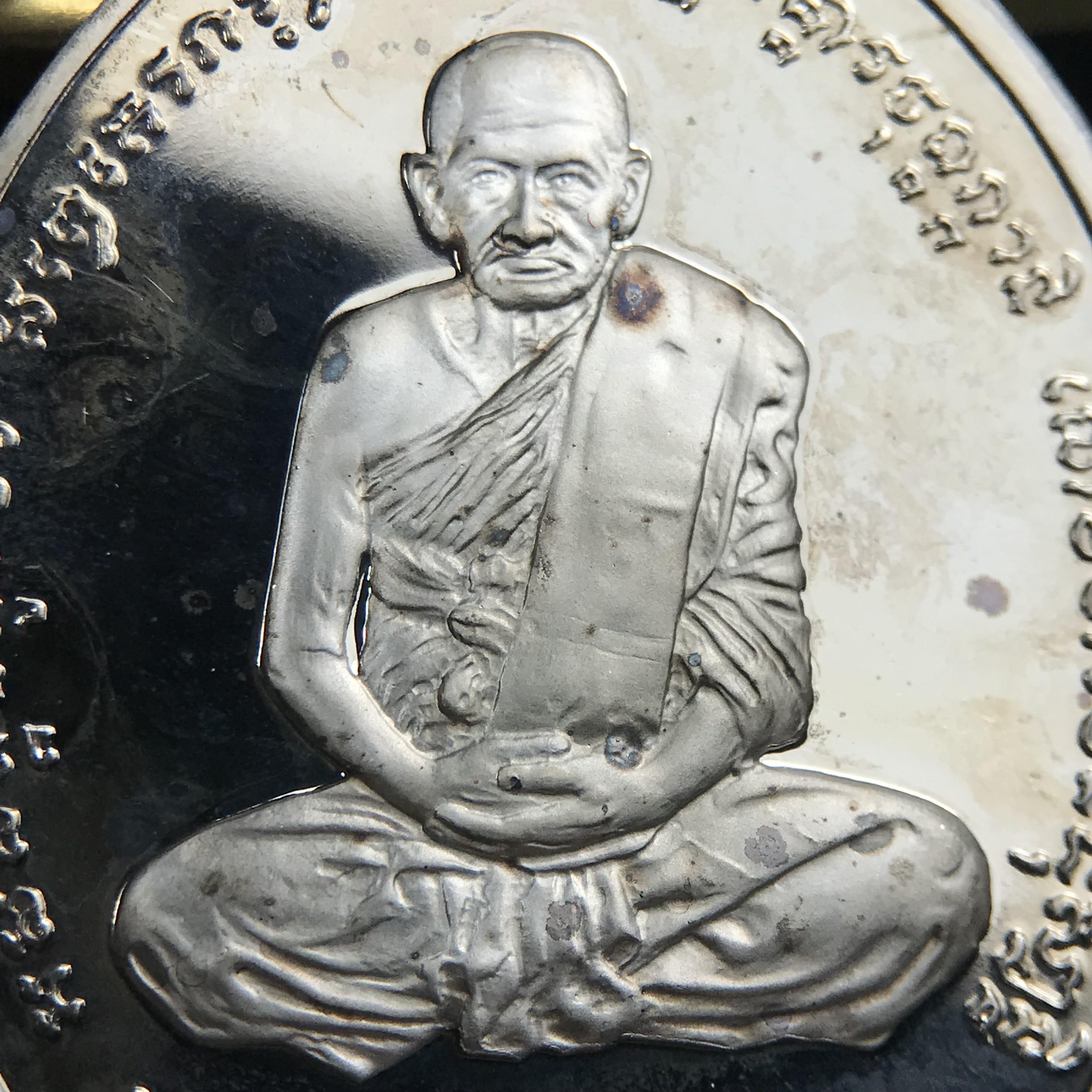 เหรียญหลวงพ่อเงิน – กรมหลวงชุมพรฯ วัดบางคลาน เหรียญไข่สองหน้า เนื้อเงิน 99.99% ขัดเงา ขนาดสูง 3.1 ซม. ประกอบพิธีมหาพุทธาภิเษก ณ อุโบสวัดหิรัญญาราม(วังตะโก) บางคลาน จ.พิจิตร เมื่อวันอังคารที่ 3 มี.ค.2541( เหรียญออกโดยโรงงานกษาปณ์ เพิร์ธ ประเทศออสเตรเลีย )