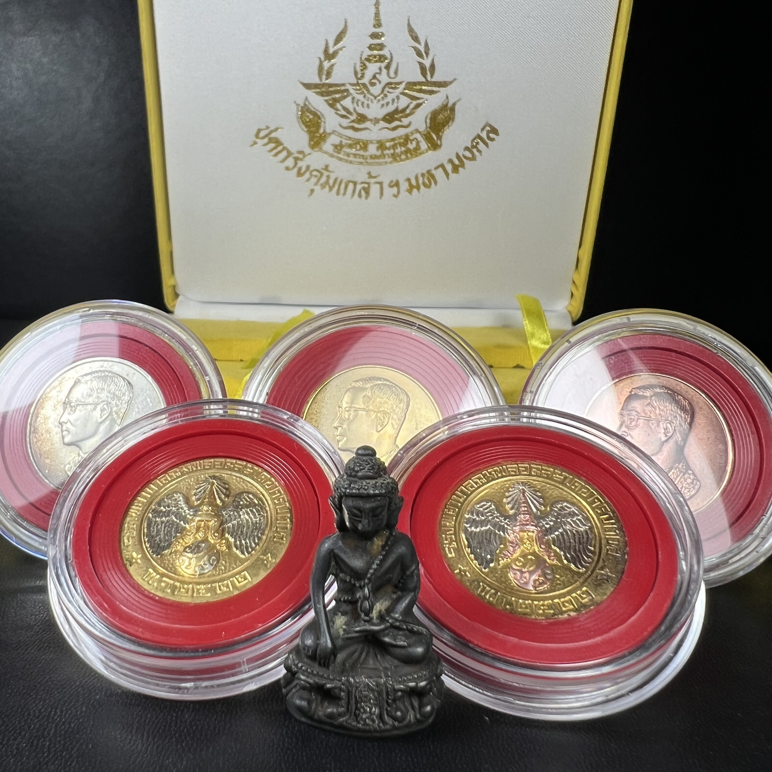 วัตถุมงคลคุ้มเกล้าฯ มหามงคลเฉลิมพระชนมพรรษา 6 รอบ รัชกาลที่ 9 ชุดพิเศษกรรมการ(สุดหายาก) (ในหลวงรัชกาลที่9 ทรงจุดไฟพระฤกษ์และเททอง พิธีใหญ่)ยอดนิยมหายาก