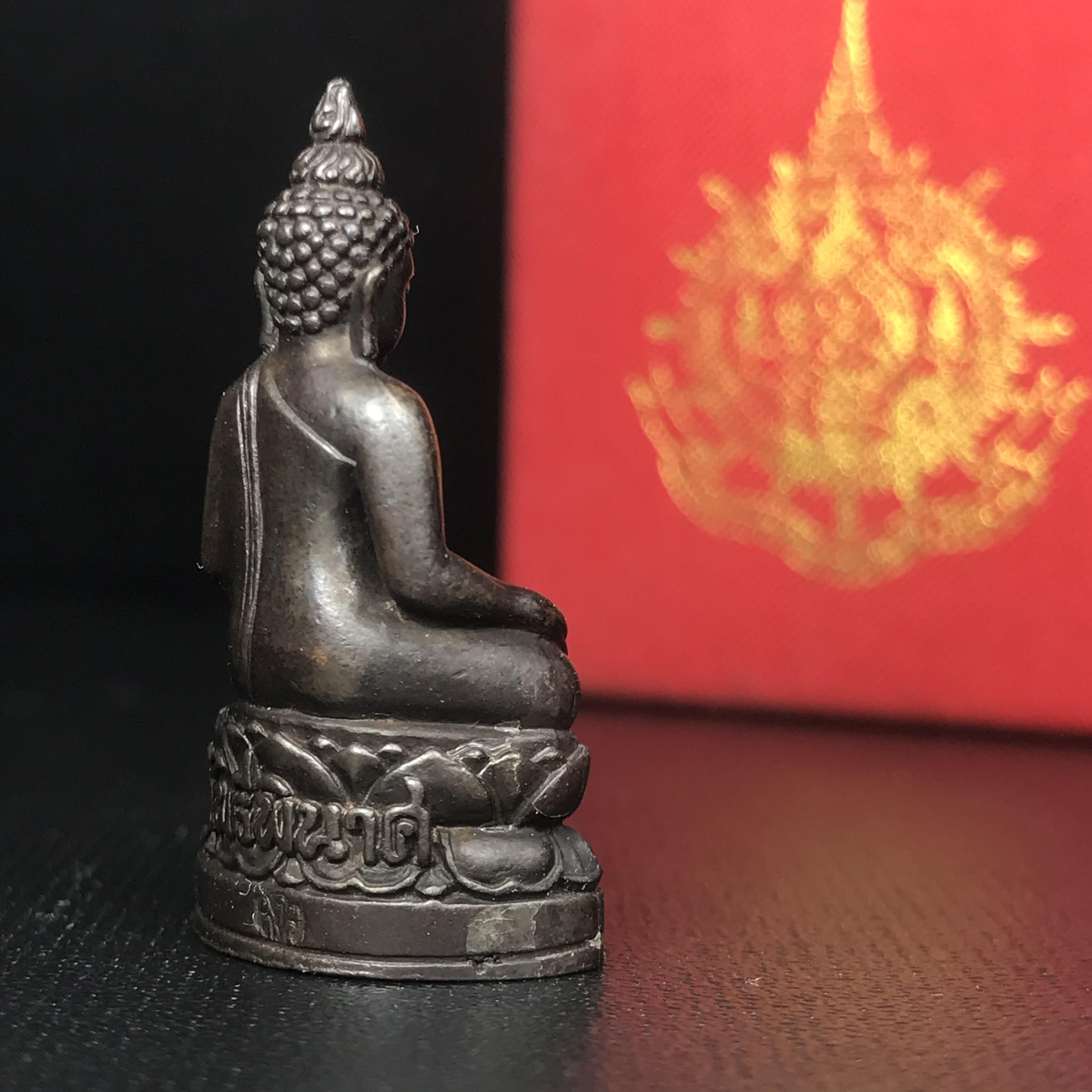 พระกริ่งไพรีพินาศ เฉลิมพระเกียรติ พระบาทสมเด็จพระเจ้าอยู่หัวรัชกาลที่9 พระชนมพรรษา 6 รอบ ปี2542 เนื้อนวโลหะผสมทองคำ(บรรจุเหล็กไหล)ดีนอก-ดีใน