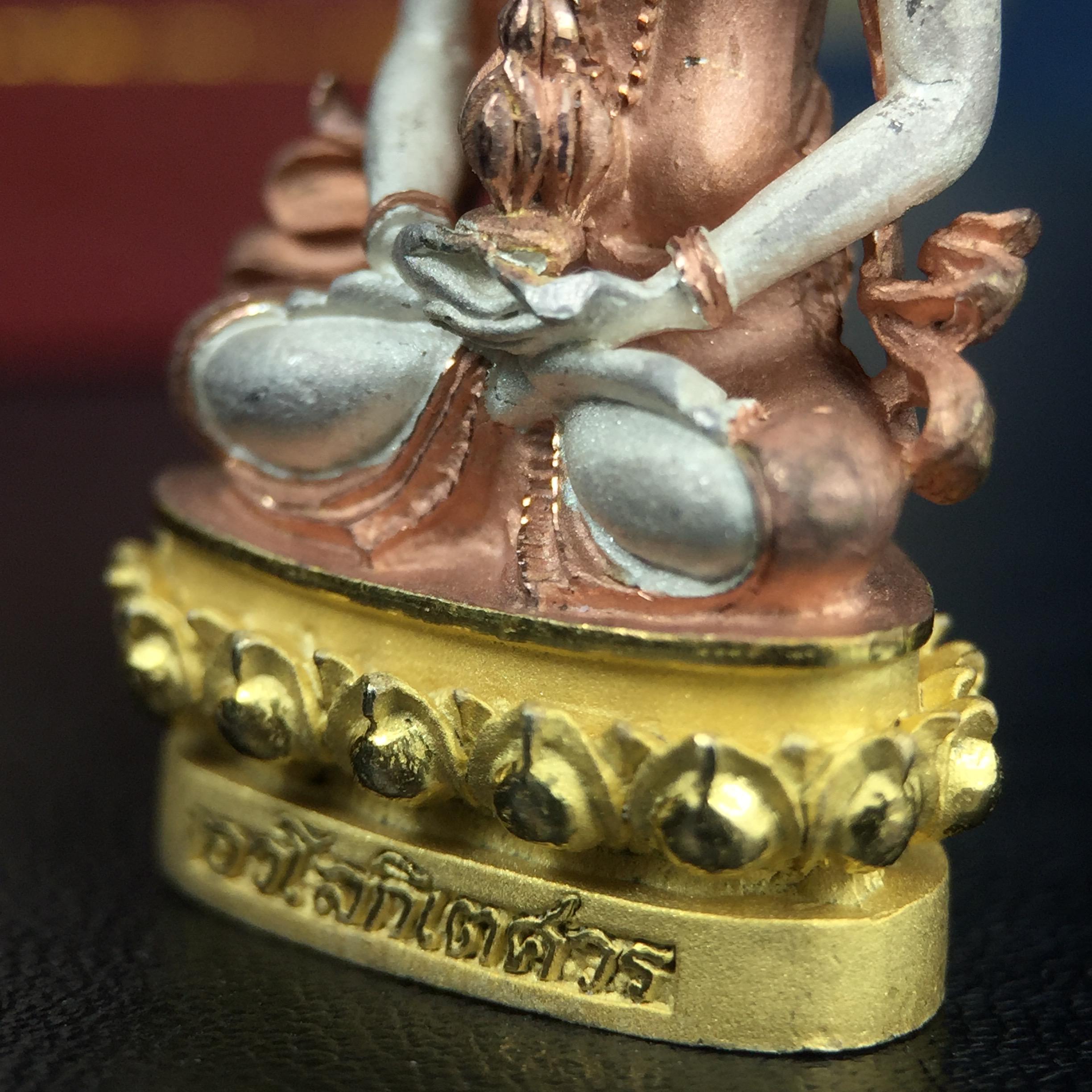 พระกริ่งอวโลกิเตศวร ( เจ้าแม่กวนอิม ) วัดโพธิ์แมนคุณาราม เนื้อเงิน 3 กษัตริย์ พ่นทราย รุ่นอุดมโภคทรัพย์ พ.ศ.2539(ผิวสวยเดิมพร้อมกล่องบรรจุการ์ดใบรับรองเดิมครบ) (อีกหนึ่งรุ่นยอดนิยม พุทธศิลป์สวยงดงาม)