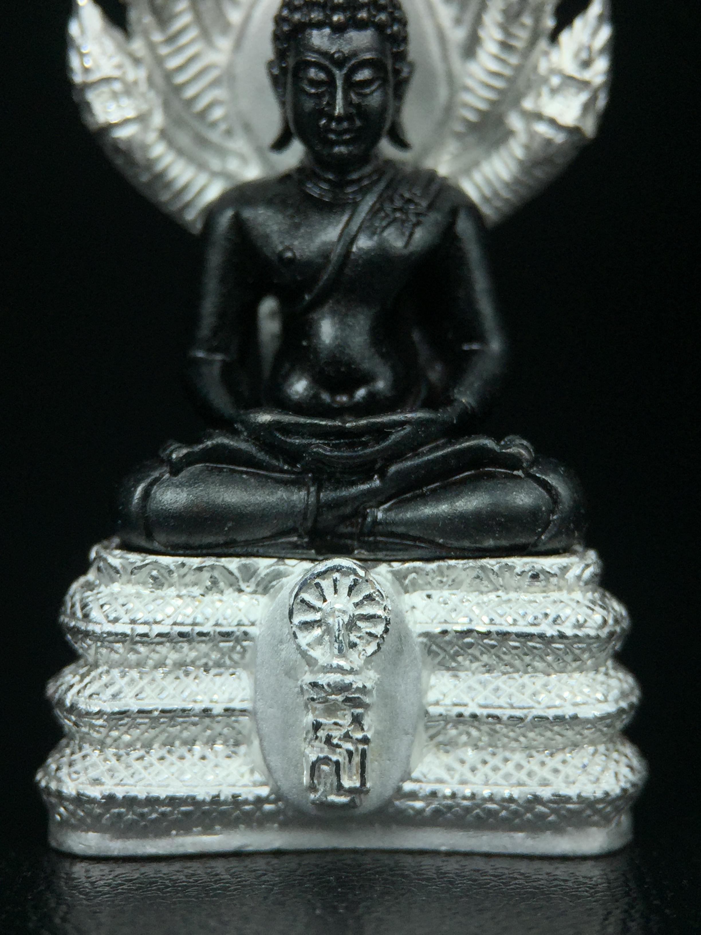 พระนาคปรก สธ. รุ่นสร้างพระอุโบสถเฉลิมพระเกียรติ 4 รอบ 84 พรรษา สมเด็จพระเทพรัตนราชสุดาฯ วัดบวรนิเวศวิหาร ปี 2543 พิมพ์ใหญ่ องค์พระเนื้อนวโลหะ ฐานนาคปรกเนื้อเงิน(สภาพ สวย )พิธีใหญ่ พุทธศิลป์งดงาม หายาก (1 ใน 1999 องค์)