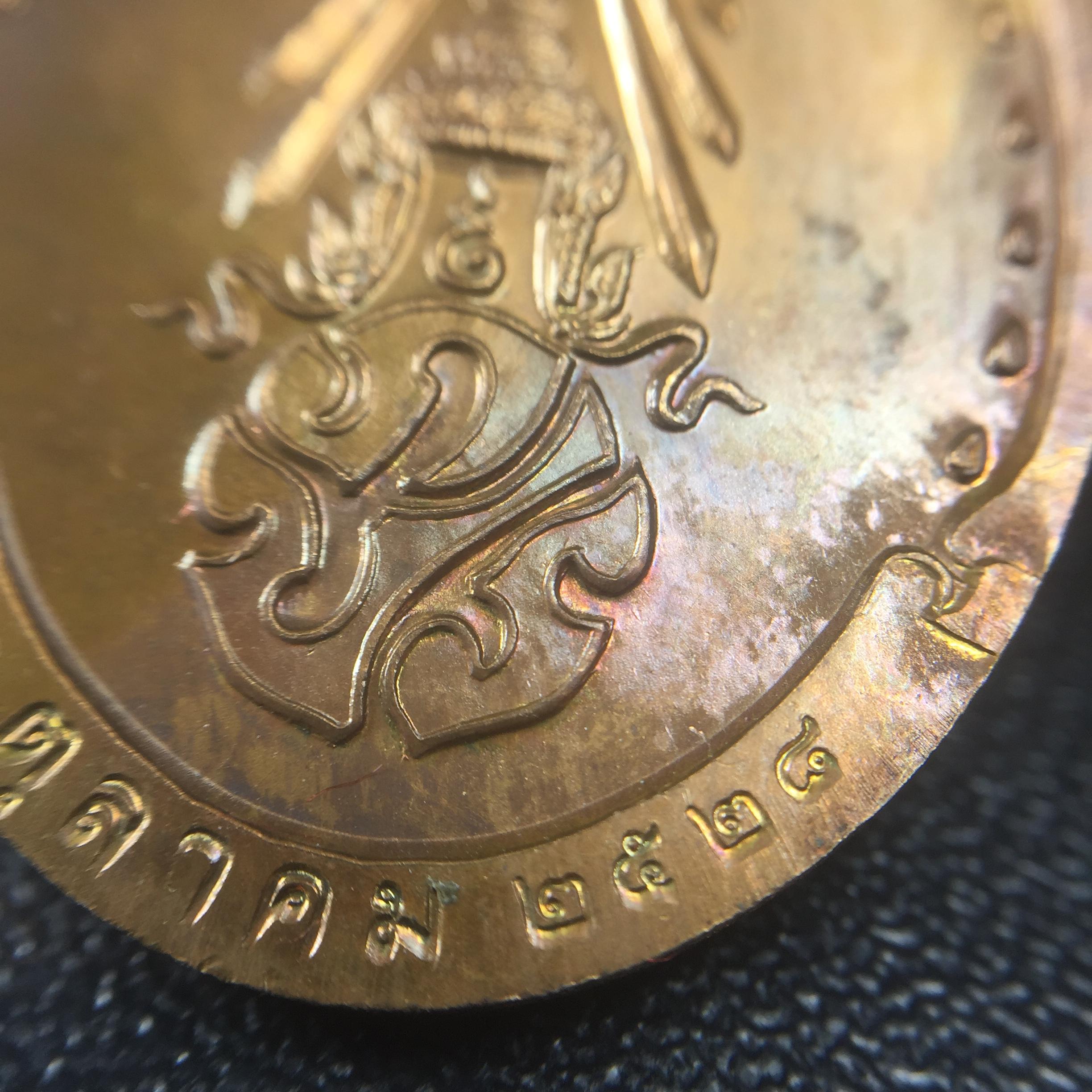 เหรียญรูปเหมือนรุ่นแรก สมเด็จพระญาณสังวร วัดบวรนิเวศวิหาร ปี2528 เนื้อทองแดง(บล็อกนิยมเขยื้อน-มีวงเดือน)สภาพสวยหายาก ชุดพระราชทานกรรมการ พร้อมกล่องบรรจุเดิม