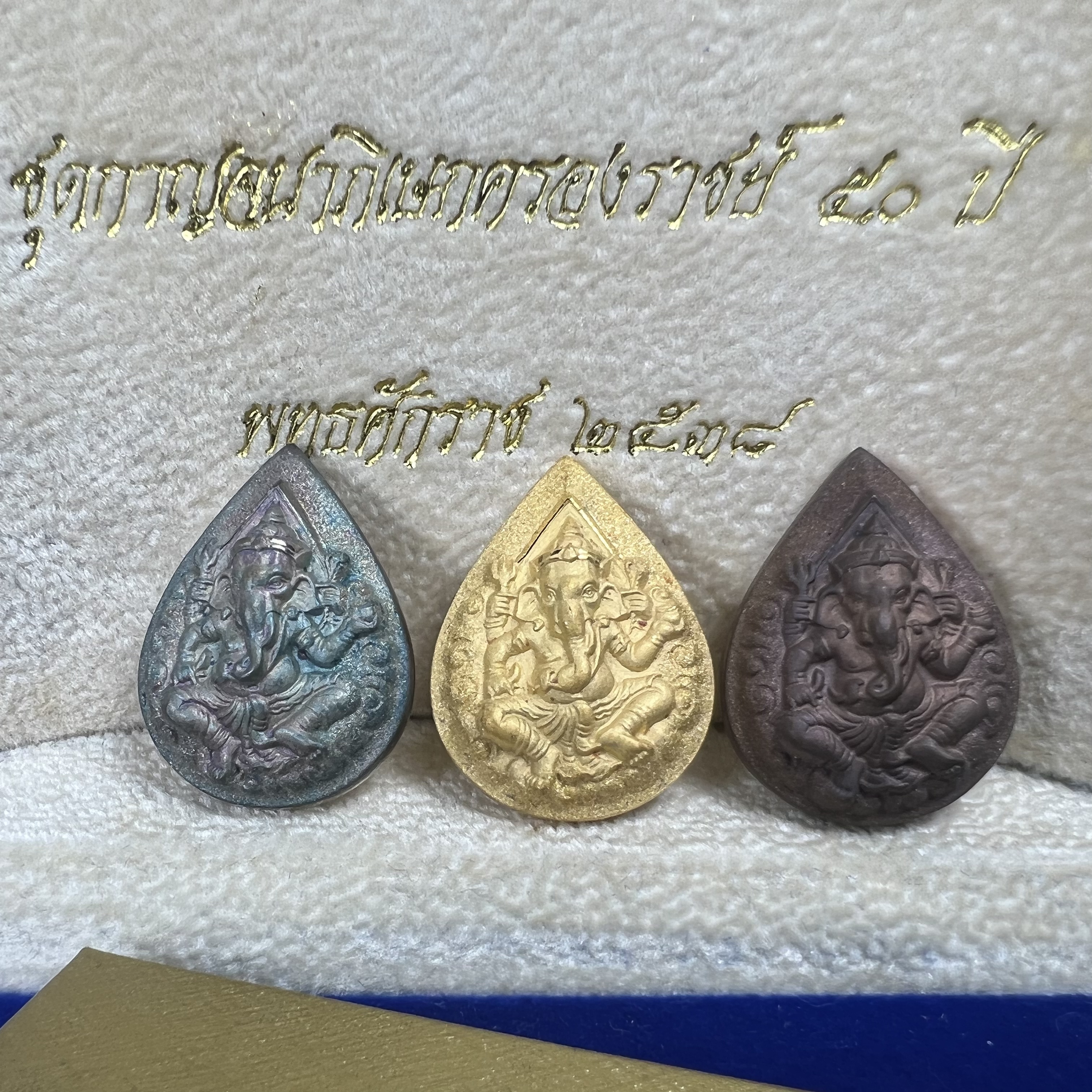 เหรียญพระพิฆเนศวร ญสส. ชุดกาญจนาภิเษกครองราชย์ 50 ปี พุทธศักราช 2538 วัดบวรนิเวศวิหาร ชุดทองคำพิมพ์ใหญ่(2.9 ซม.)(เนื้อทองคำ+เนื้อเงิน+เนื้อทองทิพย์) สภาพสวยเดิมพร้อมกล่องบรรจุเดิม ตอกโค๊ดหมายเลขกำกับ 634(พิธีใหญ่ พุทธศิลป์งดงาม)(นิยมหายาก)1 ใน 939 ชุด