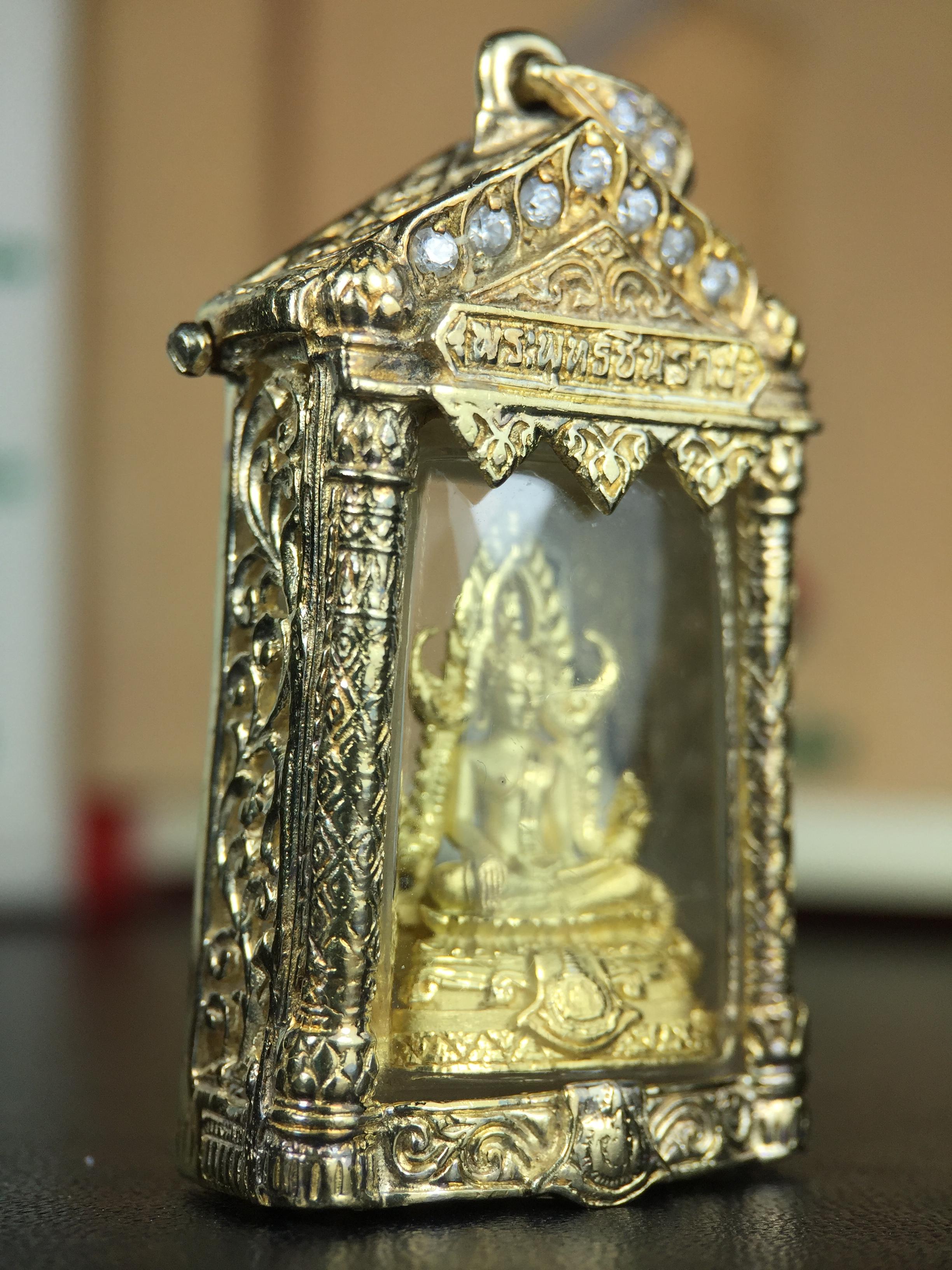 พระพุทธชินราช ภปร. ในวโรกาสเฉลิมพระชนมายุ6รอบ 5ธันวาคม2542 มูลนิธิพิทักษ์ดวงตาประชาชน จัดสร้าง พิมพ์กลาง ขนาดสูง 2.4 ซม. องค์พระเนื้อเงินแบบชุบทองประกายเพชร 3 ไมครอนพร้อมกรอบตลับเงินชุบทองคำบริสุทธิ์ 3 ไมครอน ประดับเพชร CZเกรดนอกพร้อมกล่องบรรจุเดิม(หายาก)