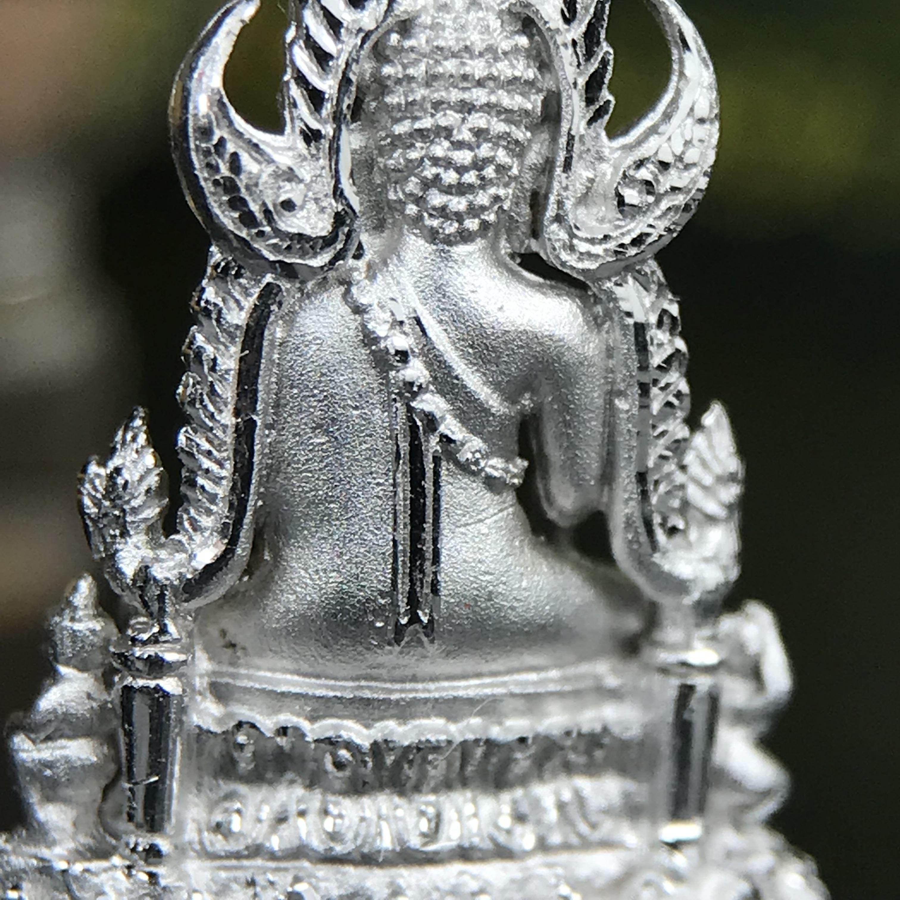 พระพุทธชินราช ภปร. 84 พรรษา พิมพ์เล็กขนาดหน้าตัก 1/4 นิ้ว(สูง 2.0 ซม.)เนื้อเงินชุบทองคำขาว (สภาพผิวสวยเดิม)(พระราชทานมวลสาร จิตรลดาและเส้นพระเจ้า(เส้นผม))พุทธศิลป์ทรงคุณค่าอีกหนึ่งรุ่นยอดนิยม