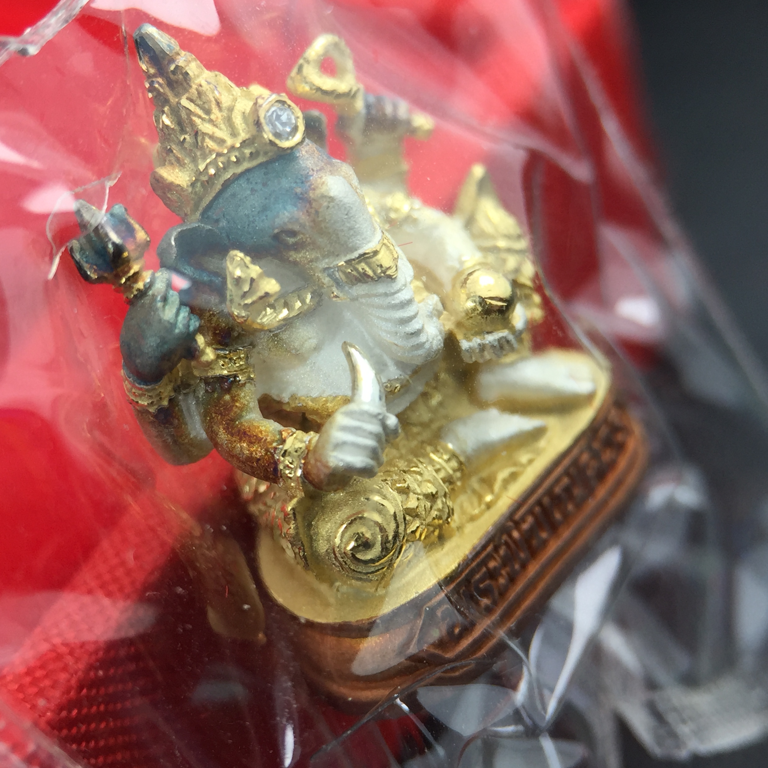 พระพิฆเณศวร วัดบวรนิเวศวิหาร ปี 2542 เนื้อเงินสามกษัตริย์พ่นทรายขัดเงาบางส่วน(ฝังพลอย1เม็ด)(ขนาด 2* 1.4 ซม.) สภาพสวยซีนซองเดิมพร้อมกล่องบรรจุเดิม ตอกโค๊ดหมายเลขกำกับ(ผิวเดิมขึ้นสีรุ้งธรรมชาติ สวย)(คัดสภาพสวยเดิม พิธีใหญ่ พุทธศิลป์งดงาม)