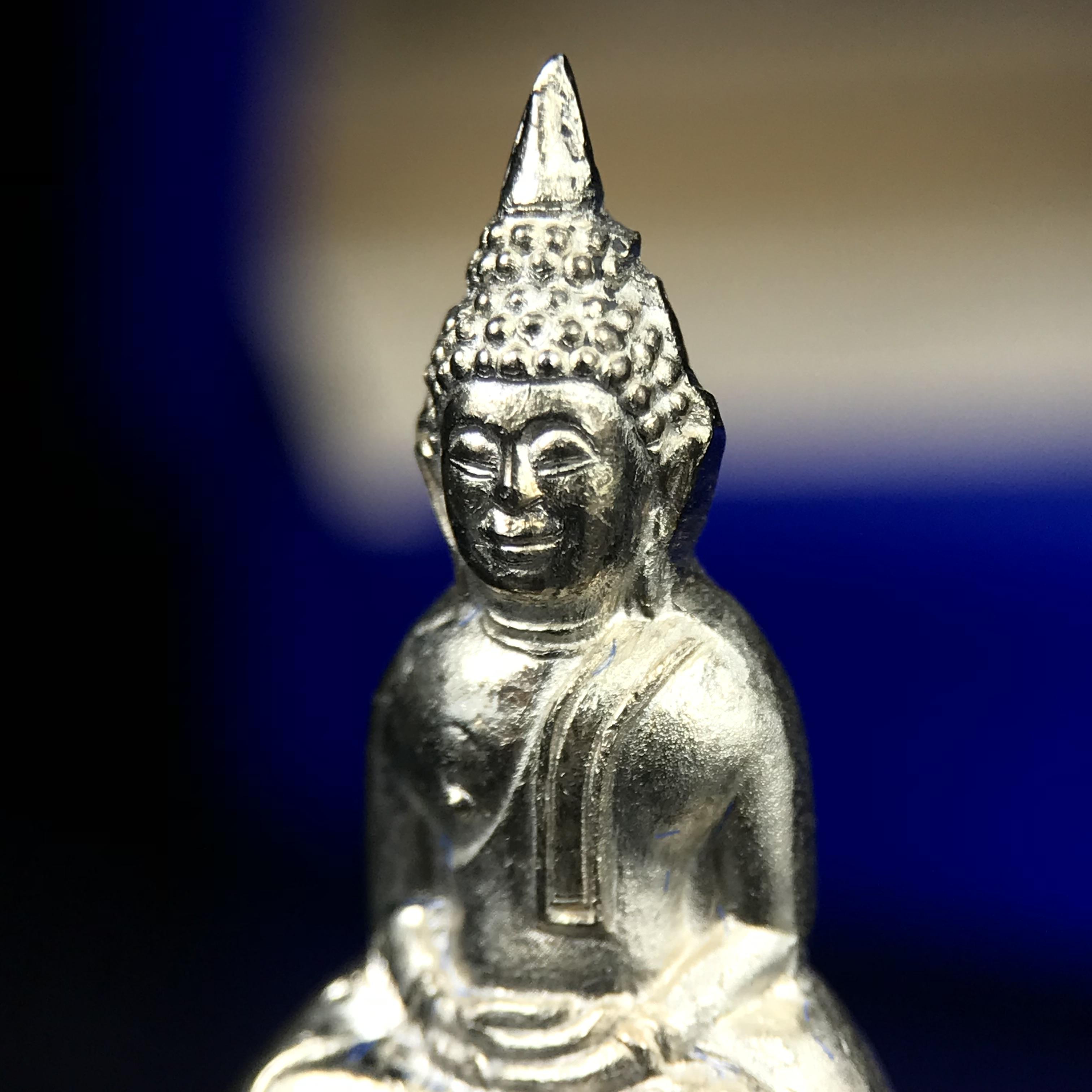 พระกริ่งหลวงพ่อโสธร ภปร. รุ่นกาญจนาภิเษก จัดสร้างในมงคลวโรกาสที่พระบาทสมเด็จพระเจ้าอยู่หัวรัชกาลที่9 เสด็จเถลิงถวัลย์สิริราชสมบัติ ครบ 50 ปี ในพุทธศักราช 2539 เนื้อเงิน(ผิวเดิมสวย)(พิธีใหญ่เข้มขลัง)1 ใน 9950 องค์