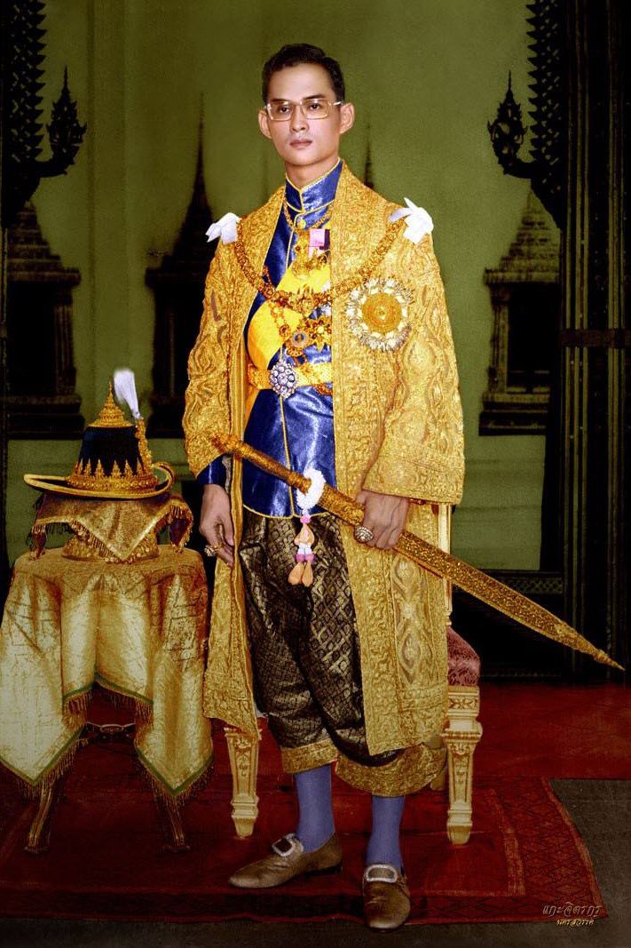 พระบาทสมเด็จพระเจ้าอยู่หัวภูมิพลอดุลยเดช เสด็จเถลิงถวัลยราชสมบัติ