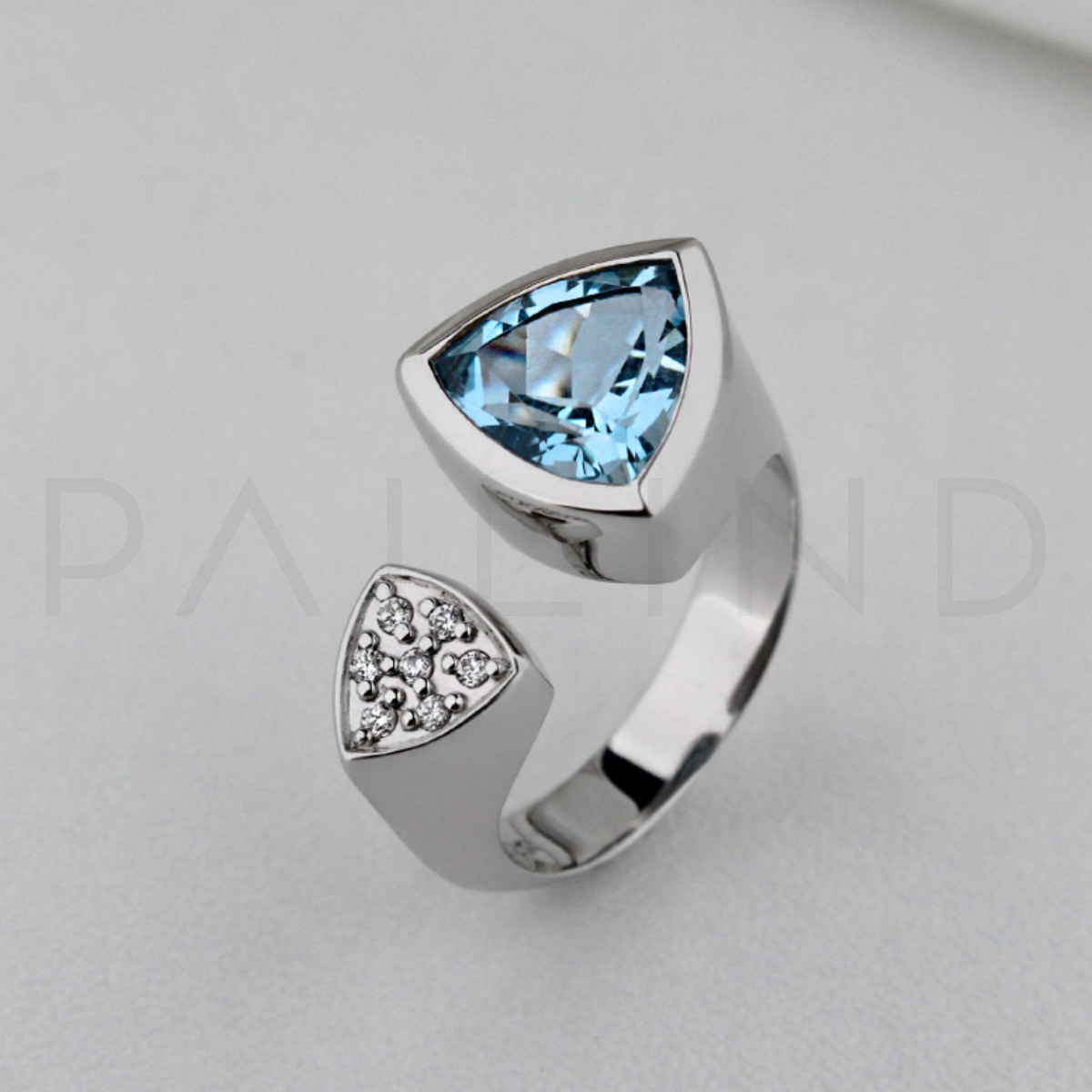 แหวนเงินประดับ SKY BLUE TOPAZ ฝังเพชรรัสเซีย