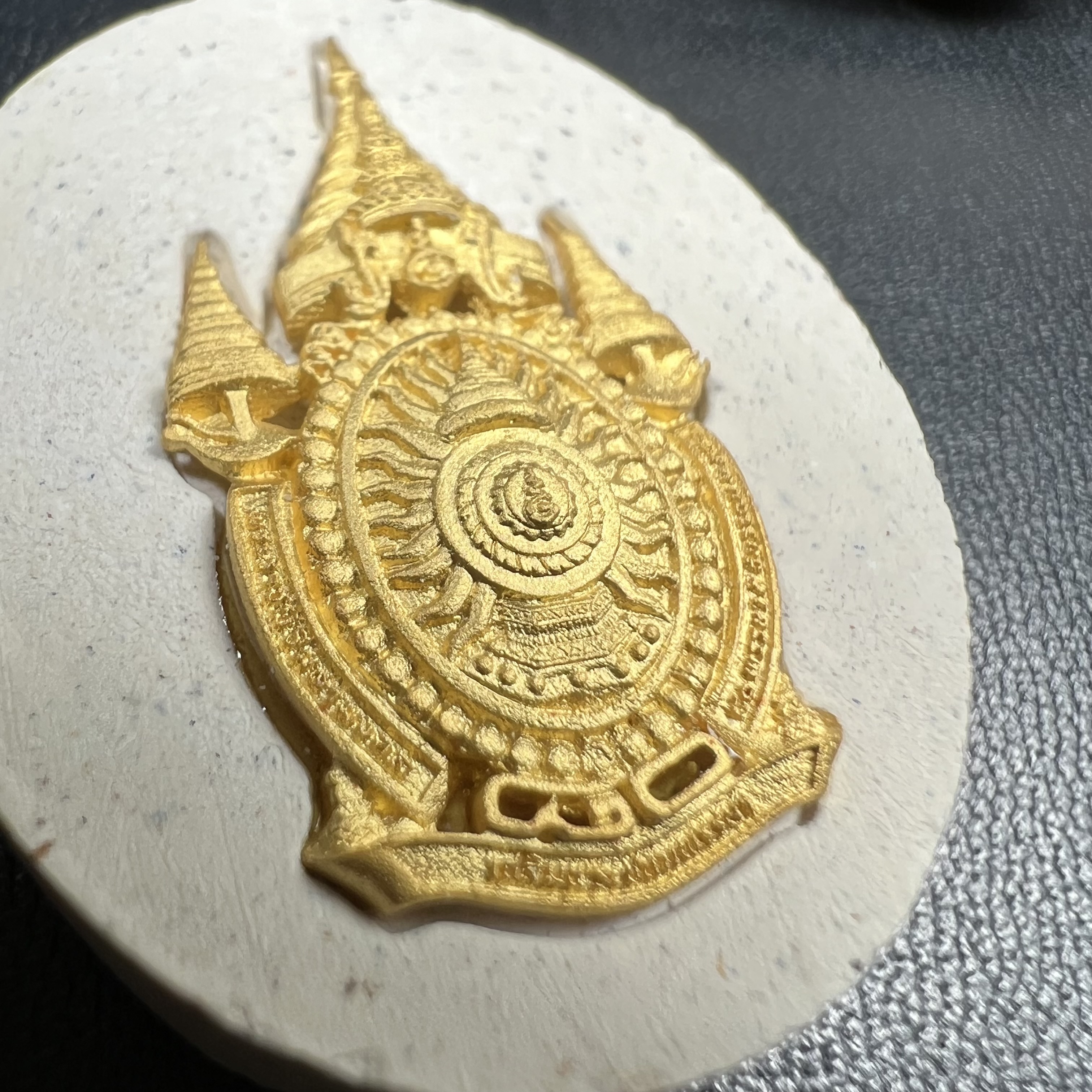 เหรียญรูปหล่อพระบาทสมเด็จพระเจ้าอยู่หัวในหลวงทรงงาน“รุ่นเย็นศิระเพราะพระบริบาล 80พรรษา มหากษัตริย์คู่แผ่นดินสยาม” พ.ศ.2550 เนื้อผง พุทธคุณ (ผงจิตรลดาพระราชทาน)ด้านหลังสัญลักษณ์ 80พรรษา เนื้อทองคำ+เงิน+ทองแดง(ขนาด27*35 มม.)พร้อมกล่องบรรจุเดิมครบ(1ชุด3องค์)