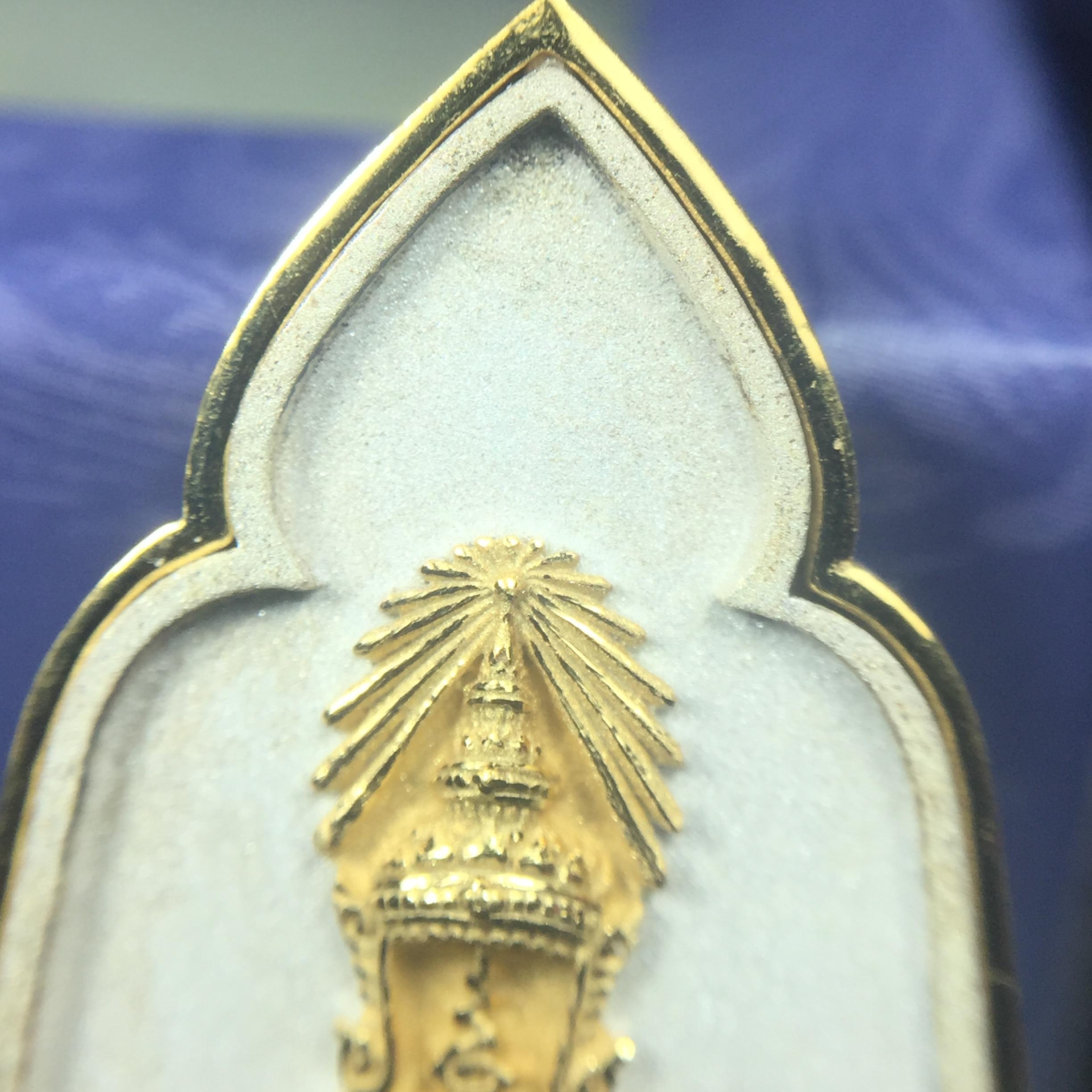 พระแก้วมรกต ภปร. ปี2547 จัดสร้างโดย รพ.ภูมิพลฯ เนื้อเงิน(3 กษัตริย์) เหรียญทรงซุ้ม(1ใน3000องค์)