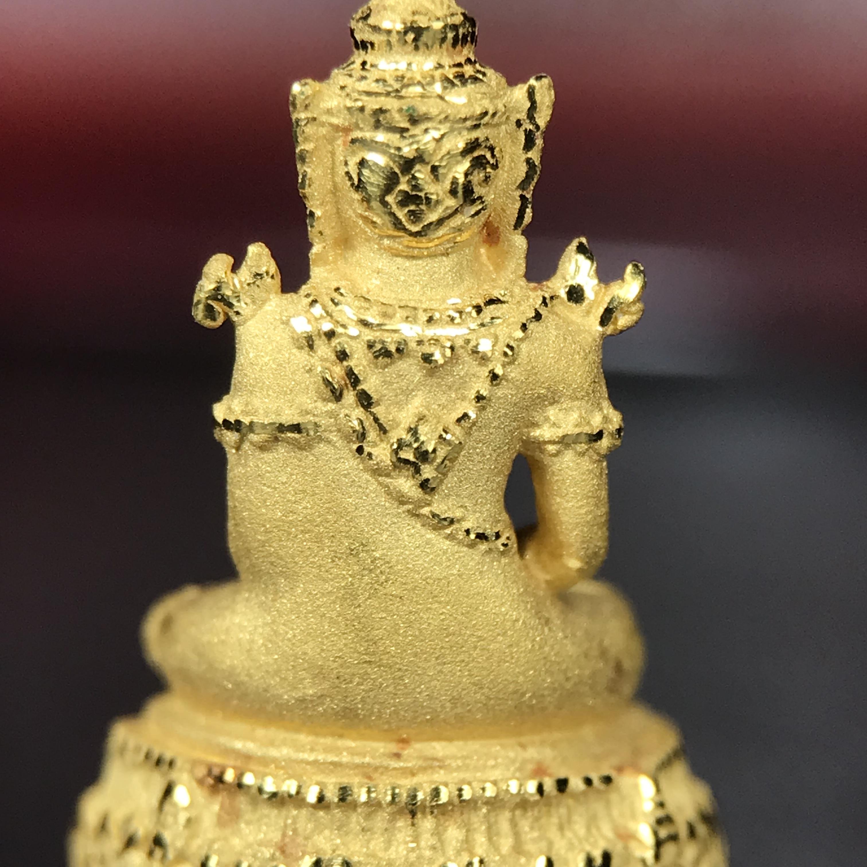 พระแก้วมรกต ภปร.(รุ่นแรก) ปี2545 จัดสร้างในมหาวโรกาส พระบาทสมเด็จพระเจ้าอยู่หัวรัชกาลที่ 9 ครบรอบ 75 พรรษา และฉลองกรุงรัตนโกสินทร์ครบ 220 ปี พิมพ์ลอยองค์เล็ก เนื้อทองคำบริสุทธิ์ 96.5%(6.5กรัม) ขนาด 10*19 มม. พร้อมกล่องเดิมสวยครบสมบูรณ์(1ใน2000องค์)หายาก