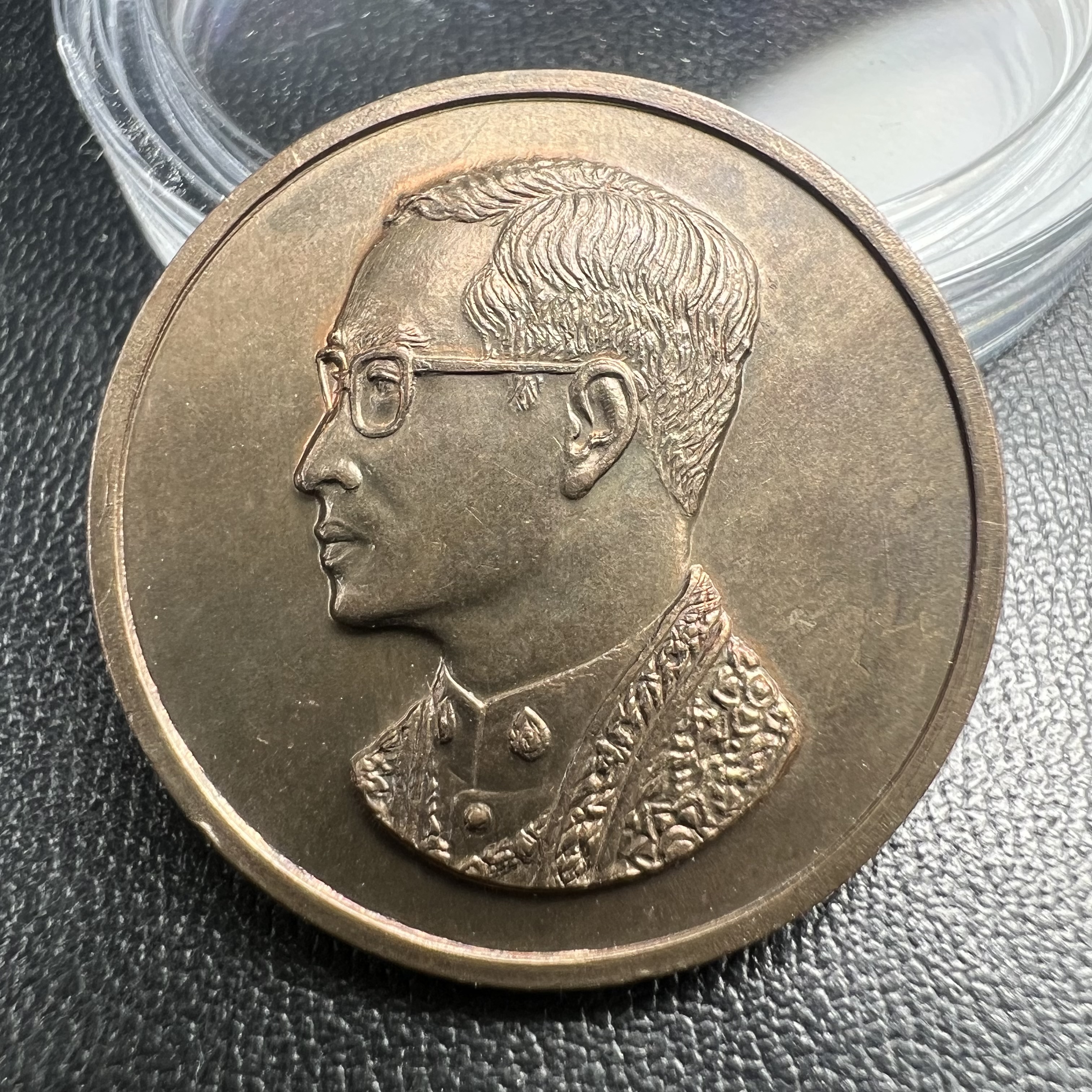 เหรียญพระบรมรูปคุ้มเกล้า รพ.ภูมิพล ปี2522 เนื้อนวโลหะ คัดสภาพสวย(ในหลวงรัชกาลที่9 ทรงจุดไฟพระฤกษ์และเททอง พิธีใหญ่)ยอดนิยม