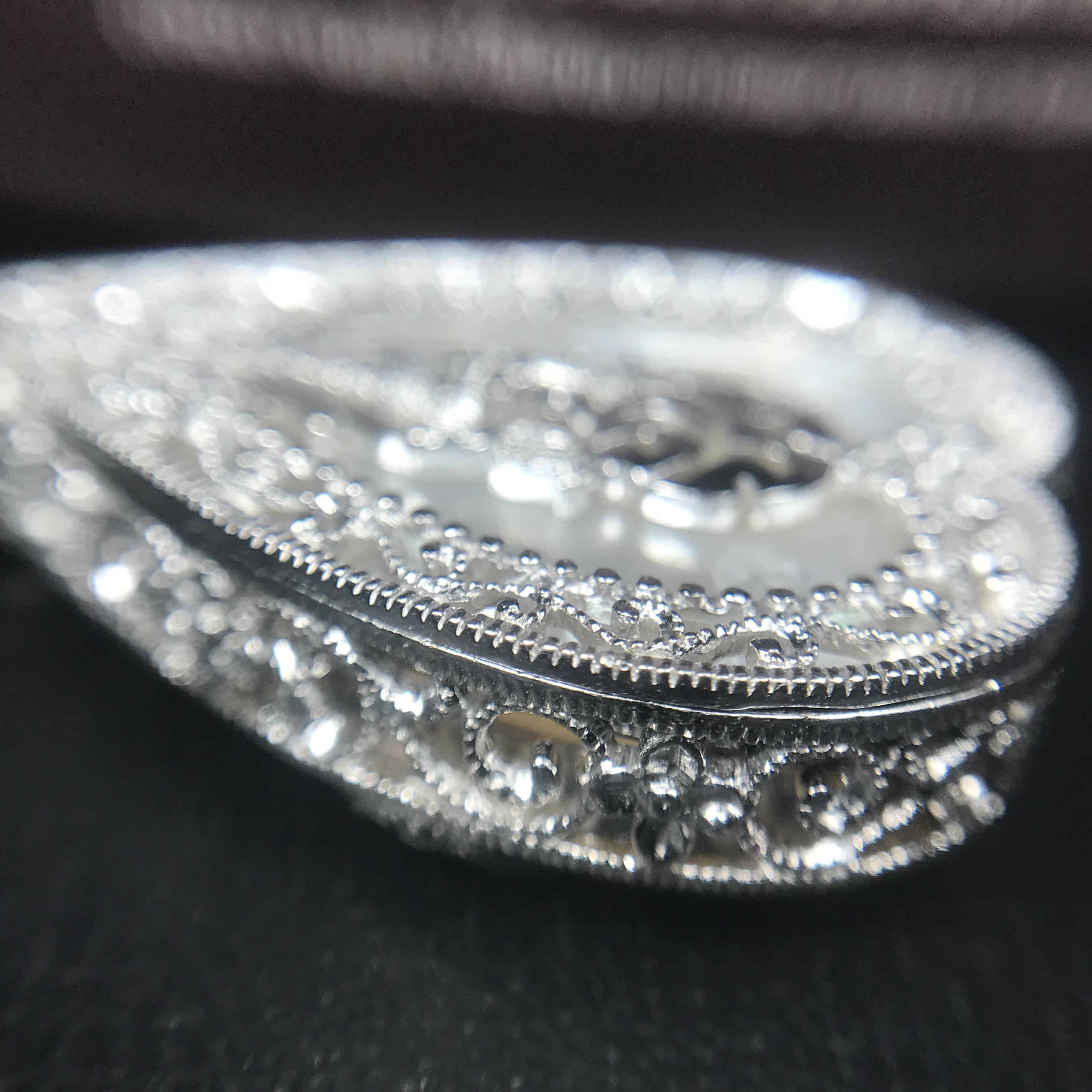 พระพุทธชินราช ภปร. โครงการ "เพราะแผ่นดินนี้ คือ แผ่นดินเกิด" ปี2548(รุ่นแรก) เหรียญทรงใบโพธิ์ ขนาด 21 x 29 มม. เนื้อเงินสามกษัตริย์ องค์พระชุบสามกษัตริย์ ล้อมด้วยกรอบเงินชุบทองคำขาวสลักเสลาเป็นลวดลายละเอียดอ่อน ส่วนพื้นองค์พระเป็นเปลือกหอยมุข