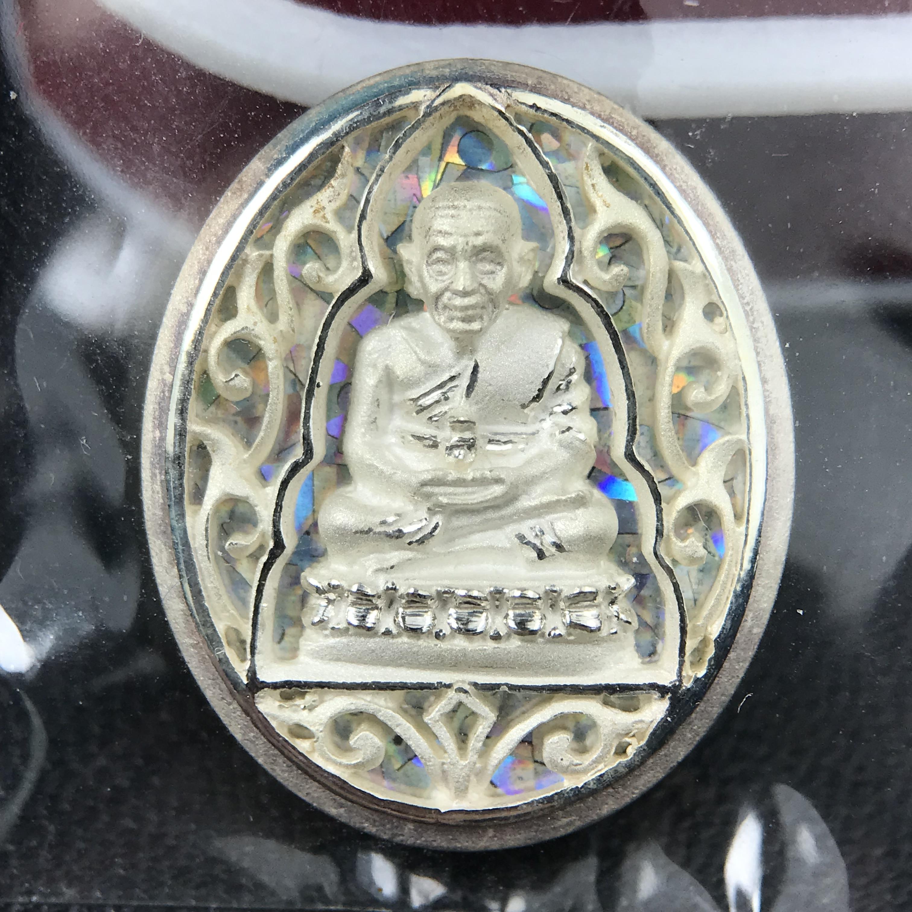 เหรียญหลวงพ่อทวด รุ่นมงคลบารมี วัดประสาทบุญญาวาส ปี 2545 เนื้อเงิน พิมพ์ทรงรูปไข่เล็ก(ขนาด 2.0*1.8 ซม.)ฉลุลายฉากพี้นหลังสีรุ้งสามมิติสวยงาม ตอกโค๊ตมีหมายเลข สภาพสวยซีนซองเดิมพร้อมกล่องบรรจุเดิมครบ***เดินทางปลอดภัยหลวงพ่อทวดคุ้มครอง****