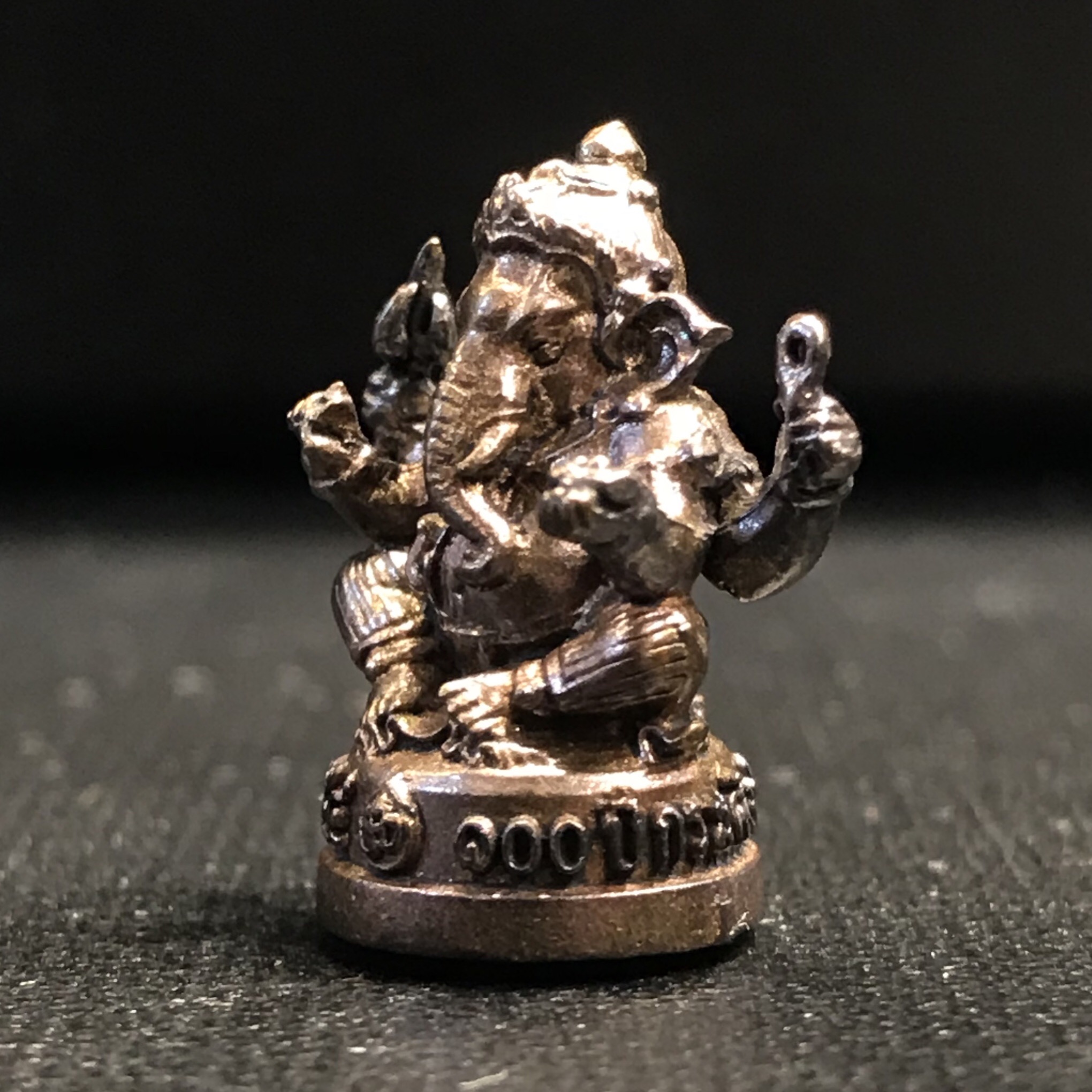 พระพิฆเนศ รุ่นครบรอบ100 ปี กรมศิลปากร ปี2556 พิมพ์ลอยองค์ เนื้อโลหะผสม ปางบรมครู(องค์นั่ง)สูง 1 นิ้ว