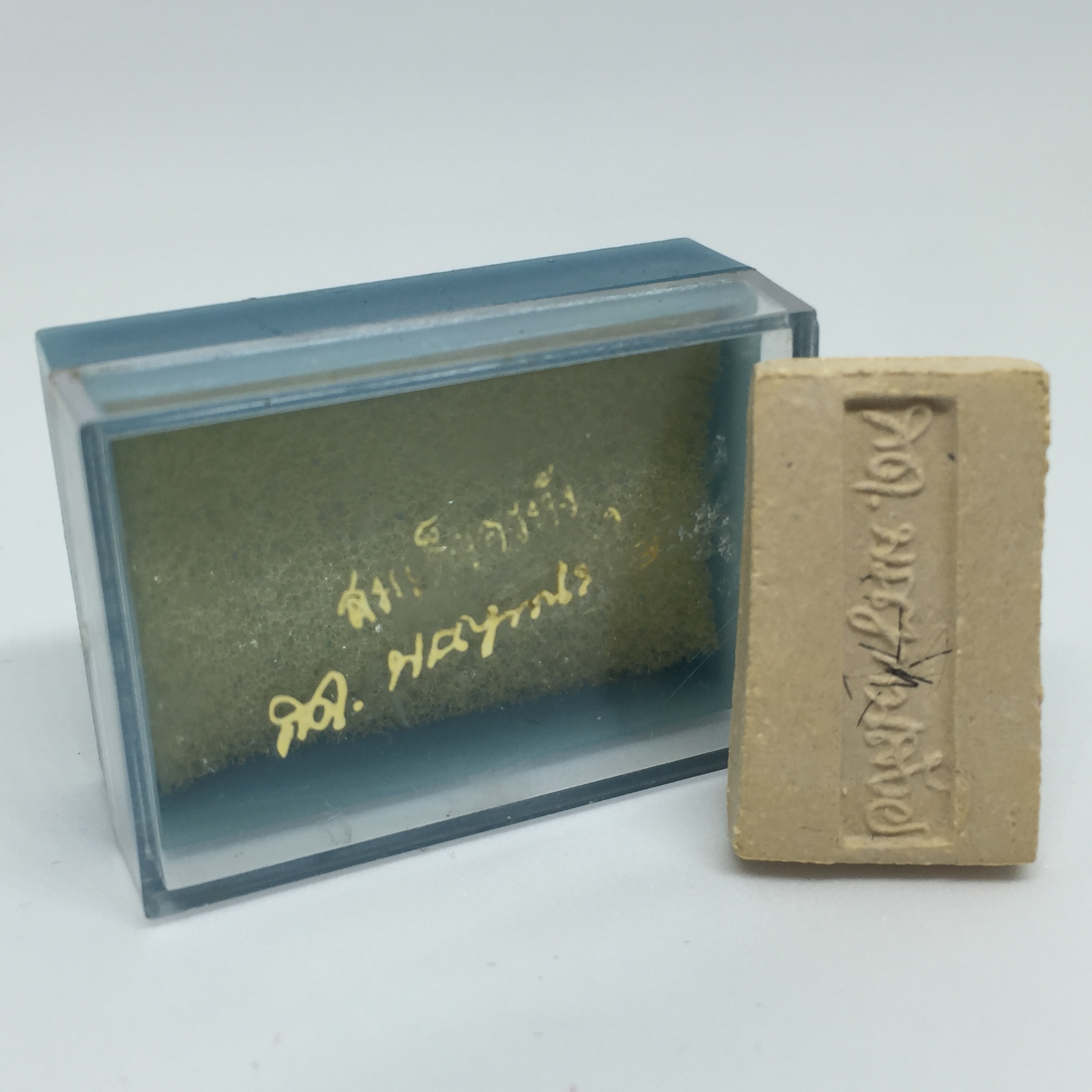 สมเด็จอรหัง ปี 19 หลังลายเซ็น สมเด็จพระญาณสังวร วัดบวรนิเวศวิหาร (ด้านหลังมีเส้นพระเกศาของพระสังฆราช) พิมพ์เปลวเพลิง สภาพสวยมาก พร้อมกล่อง