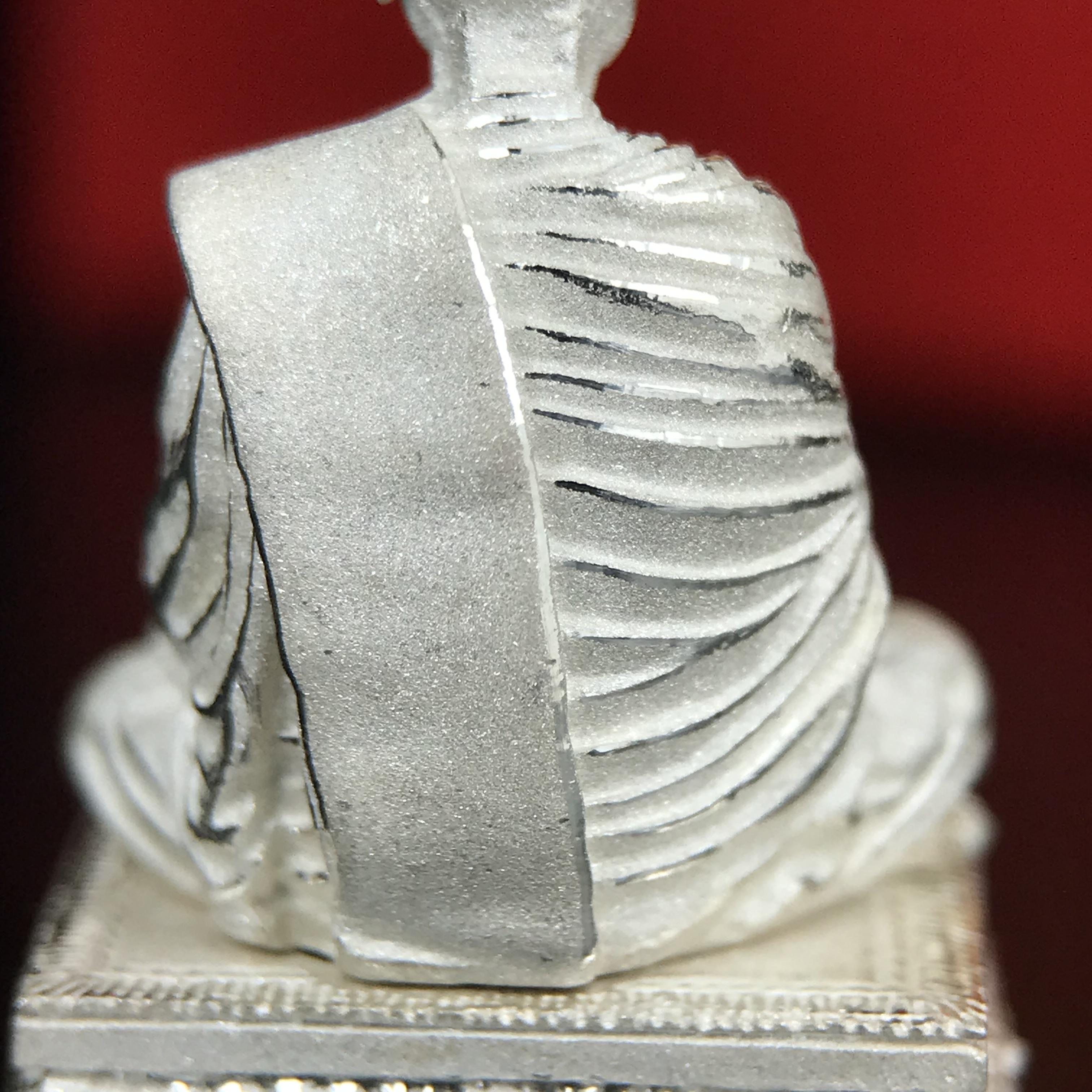 สมเด็จพุฒาจารย์ (โต พรหมรังสี) อนุสรณ์ 128 ปี สมเด็จพระญาณสังวร สมเด็จพระสังฆราช ทรงเมตตาอธิฐานจิต ปี 2543 มหาพุทธาภิเษก 3วาระ รูปเหมือนลอยองค์พิมพ์ใหญ่เนื้อเงิน ขนาด 1.5 x 2.5 ซม. ทรงคุณค่าทั้งด้านความงานด้านพุทธศิลป์ และพุทธคุณ(องค์หมายเลข ๑๐๘(เลขสวย)