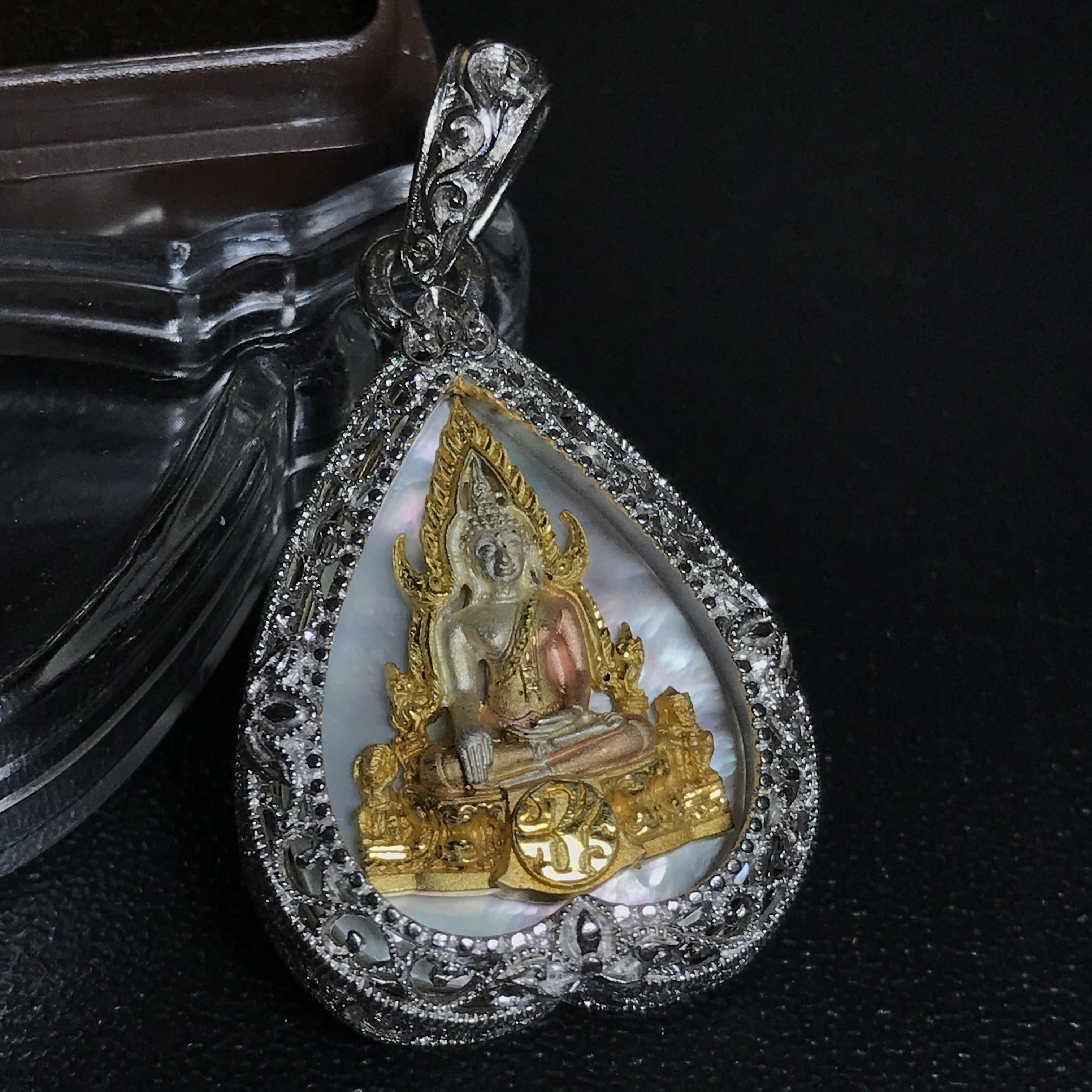 พระพุทธชินราช ภปร. โครงการ "เพราะแผ่นดินนี้ คือ แผ่นดินเกิด" ปี2548(รุ่นแรก) เหรียญทรงใบโพธิ์ ขนาด 21 x 29 มม. เนื้อเงินสามกษัตริย์