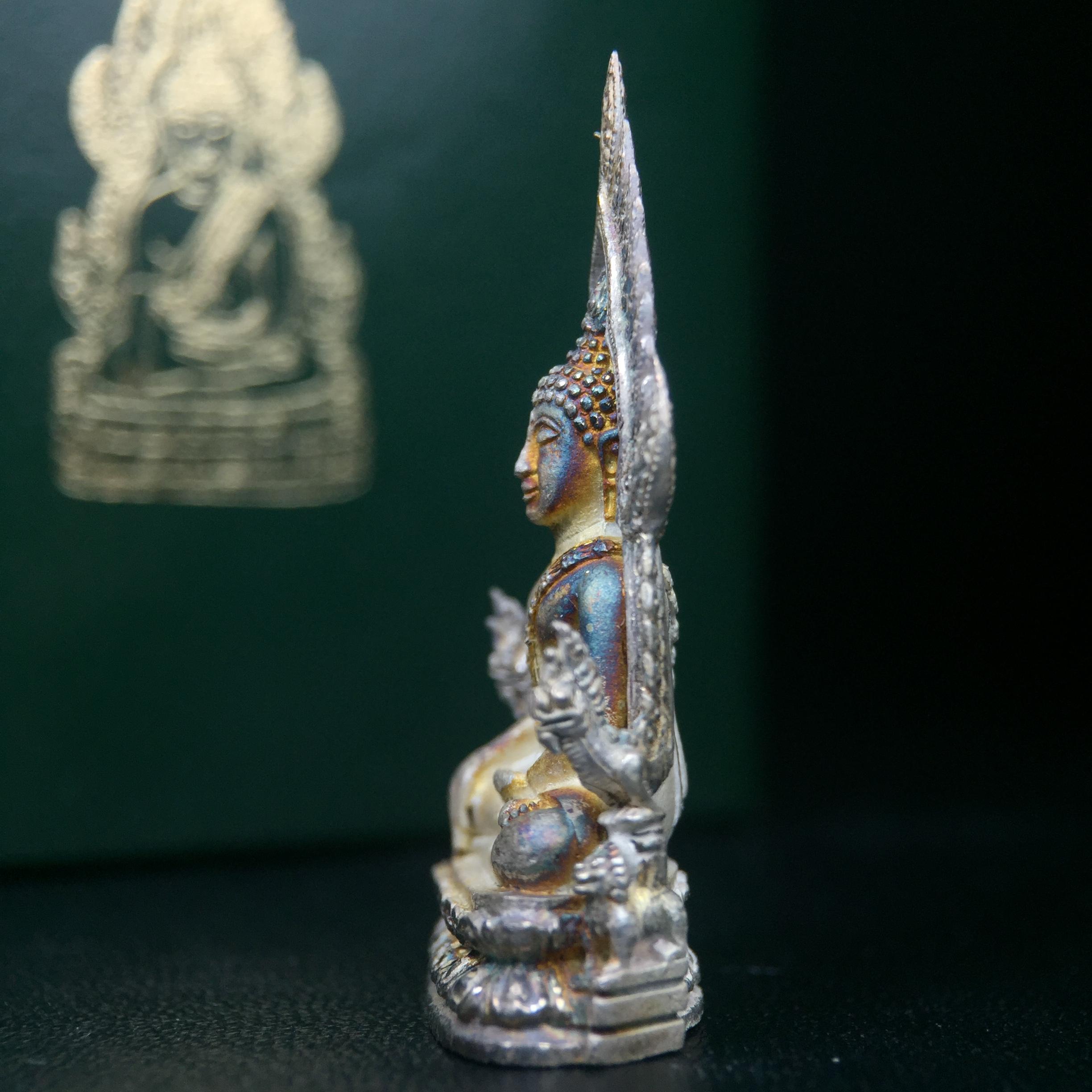 พระพุทธชินราช รุ่นมหาลาภ พิธีพุทธาภิเษกวัดพระศรีรัตนมหาธาตุวรมหาวิหาร จ.พิษณุโลก ปี 2540 เนื้อเงินบริสุทธิ์ 99.9% (นวลเงา)(สภาพผิวเดิมขึ้นสีรุ้ง สวยมากๆเสน่ห์พระเนื้อเงิน สีสันที่ธรรมชาติสรรค์สร้าง) พร้อมกล่องบรรจุเดิม (องค์หมายเลข 11411)(เลขกระจก)นิยม