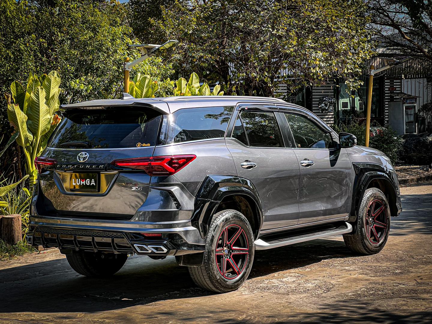 ชุดแต่งสเกิร์ตรอบคัน Toyota Fortuner 2015 - รุ่นปี ปัจจุบัน โดย Lumga (ลัมกา) bodykits