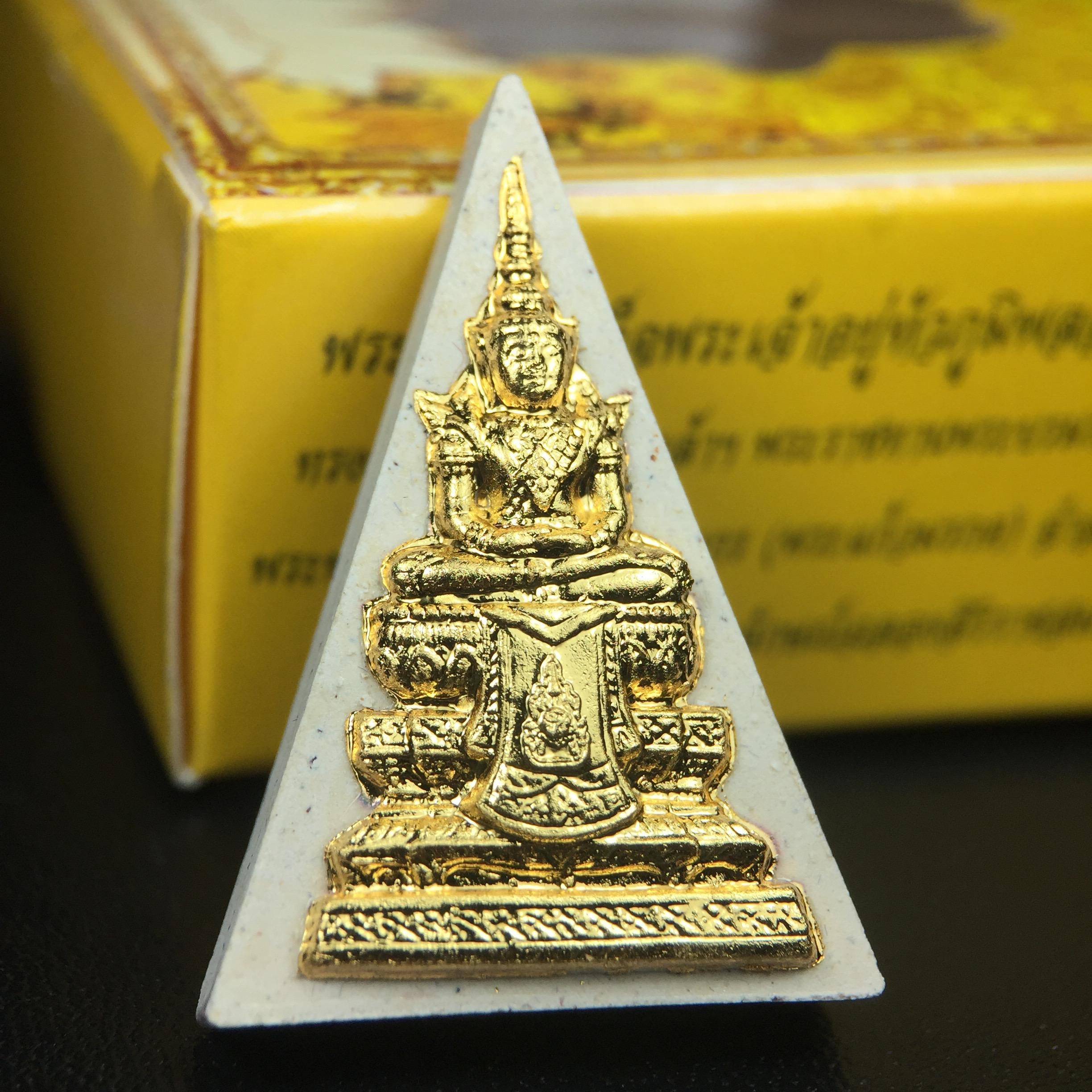 พระแก้วมรกต(จำลอง)ทรงเครื่องฤดูร้อน พระผงบูชา ด้านหน้าปิดทอง ด้านหลังตราสัญลักษณ์ฉลองสิริราชสมบัติครบ 60ปี เนื้อเงินขึ้นสีรุ้งธรรมชาติสร้างสรรค์งดงาม(รุ่นนี้ได้พระราชทานเส้นพระเจ้า(เส้นผม)รัชกาลที่9ในการจัดสร้าง)