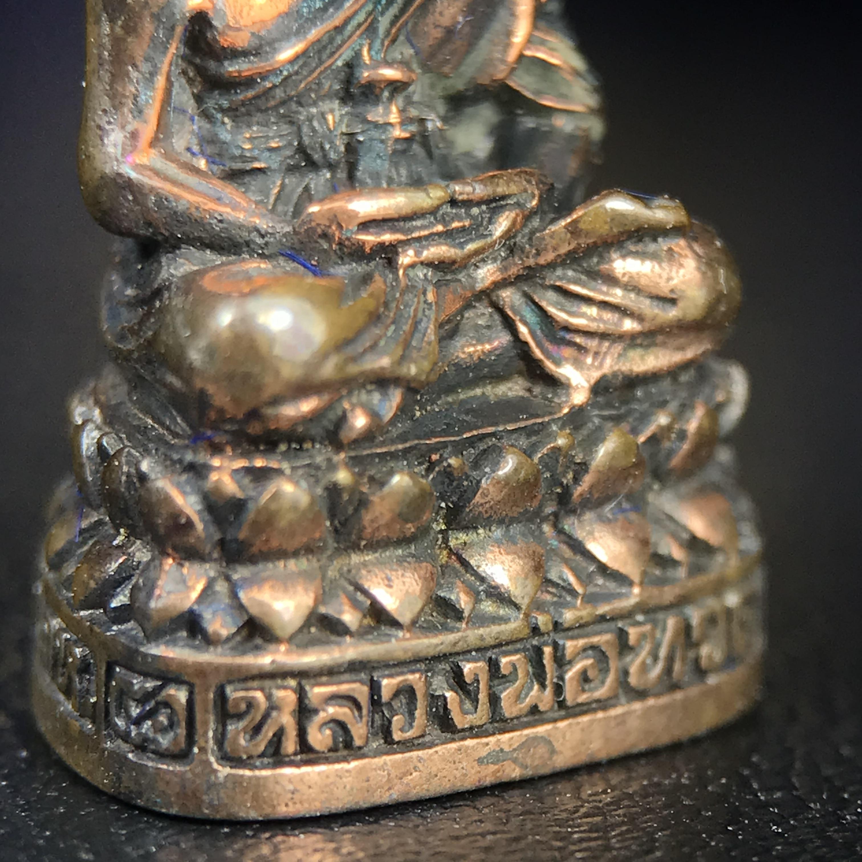 รูปเหมือนหล่อลอยองค์หลวงปู่ทวด รุ่น 111ปี กระทรวงกลาโหม เนื้อนวโลหะรมดำ-ปัดเงา ปี2540 พิธีใหญ่ เข้มขลัง นิยม พร้อมกล่องบรรจุเดิม(คัดสภาพสวยผิวเทพๆผิวรุ้งๆ)ทั้งพิธีทั้งพุทธศิลป์ทรงคุณค่าอีกหนึ่งรุ่นยอดนิยม