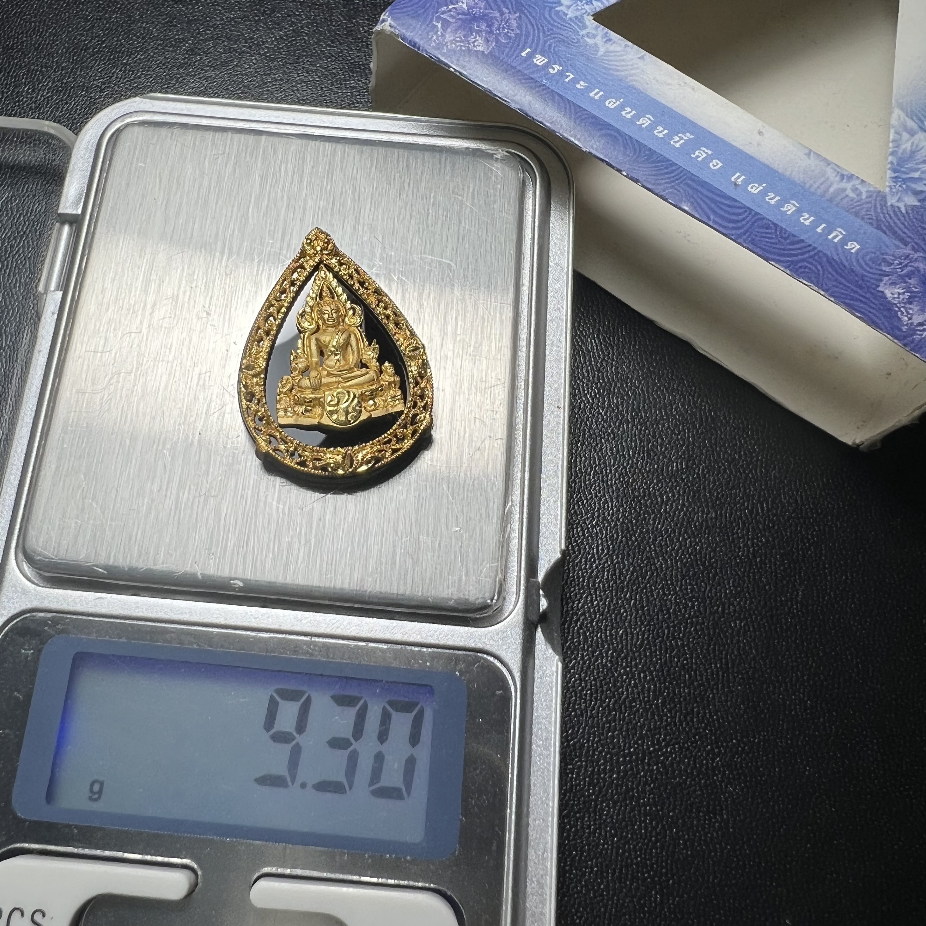 เหรียญพระพุทธชินราช ภปร. รูปหยดน้ำ โครงการ เพราะแผ่นดินนี้คือแผ่นดินเกิด เนื้อทองคำ (นน.รวม 7.3 กรัม) ปี2551 (ขนาด 21 x 29 มม.) (สวยงามหายาก)1ใน 3000องค์