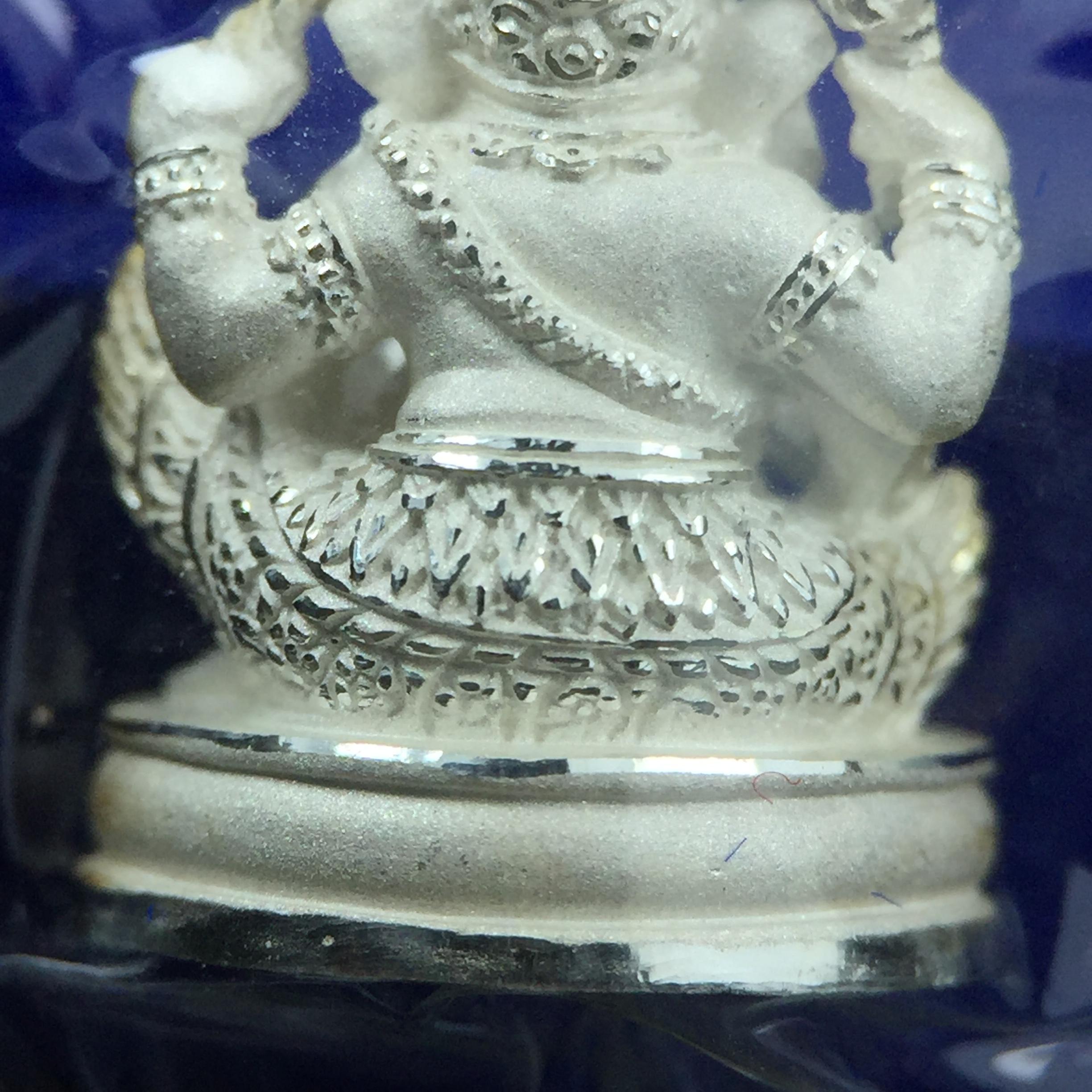 พระพิฆเณศวร วัดบวรนิเวศวิหาร ปี 2542 เนื้อเงินพ่นทรายขัดเงาบางส่วน(ฝังพลอย1เม็ด)(ขนาด 2* 1.4 ซม.) สภาพสวยซีนซองเดิมพร้อมกล่องบรรจุเดิม ตอกโค๊ดหมายเลขกำกับ(ผิวเดิมขึ้นสีรุ้งธรรมชาติ สวย)(คัดสภาพสวยเดิม พิธีใหญ่ พุทธศิลป์งดงาม)