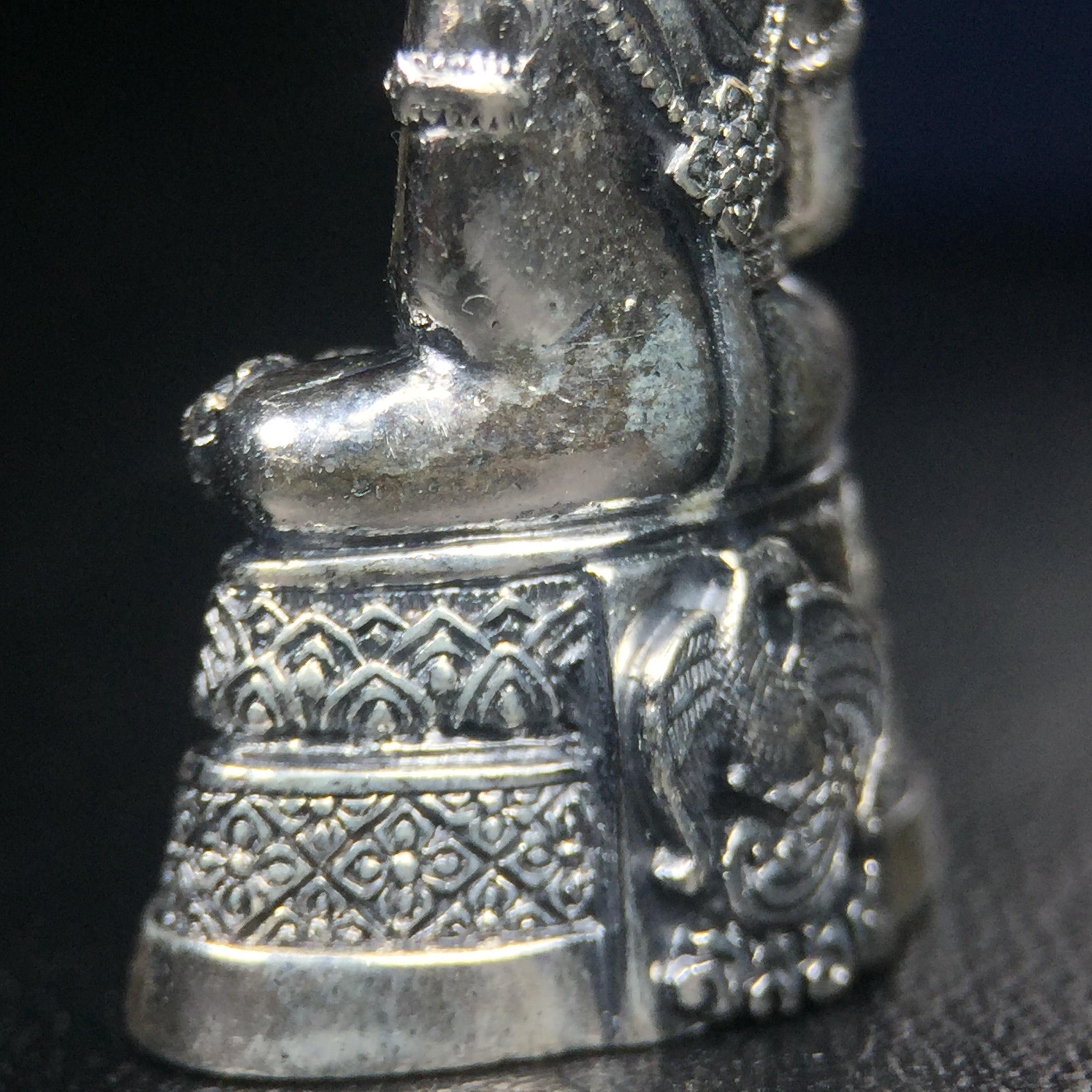 พระแก้วมรกต กรมสรรพสามิตจัดสร้างขึ้นเนื่องในโอกาสครบรอบ 64 ปีของกรมสรรพสามิต และเนื่องในวโรกาสที่พระบาทสมเด็จพระเจ้าอยู่หัวทรงครองราชย์ครบ 50 ปีในปีกาญจนาภิเษก เมื่อ พ.ศ.2539 เนื้อเงินรมดำขัดเงาพร้อมกล่องบรรจุเดิม