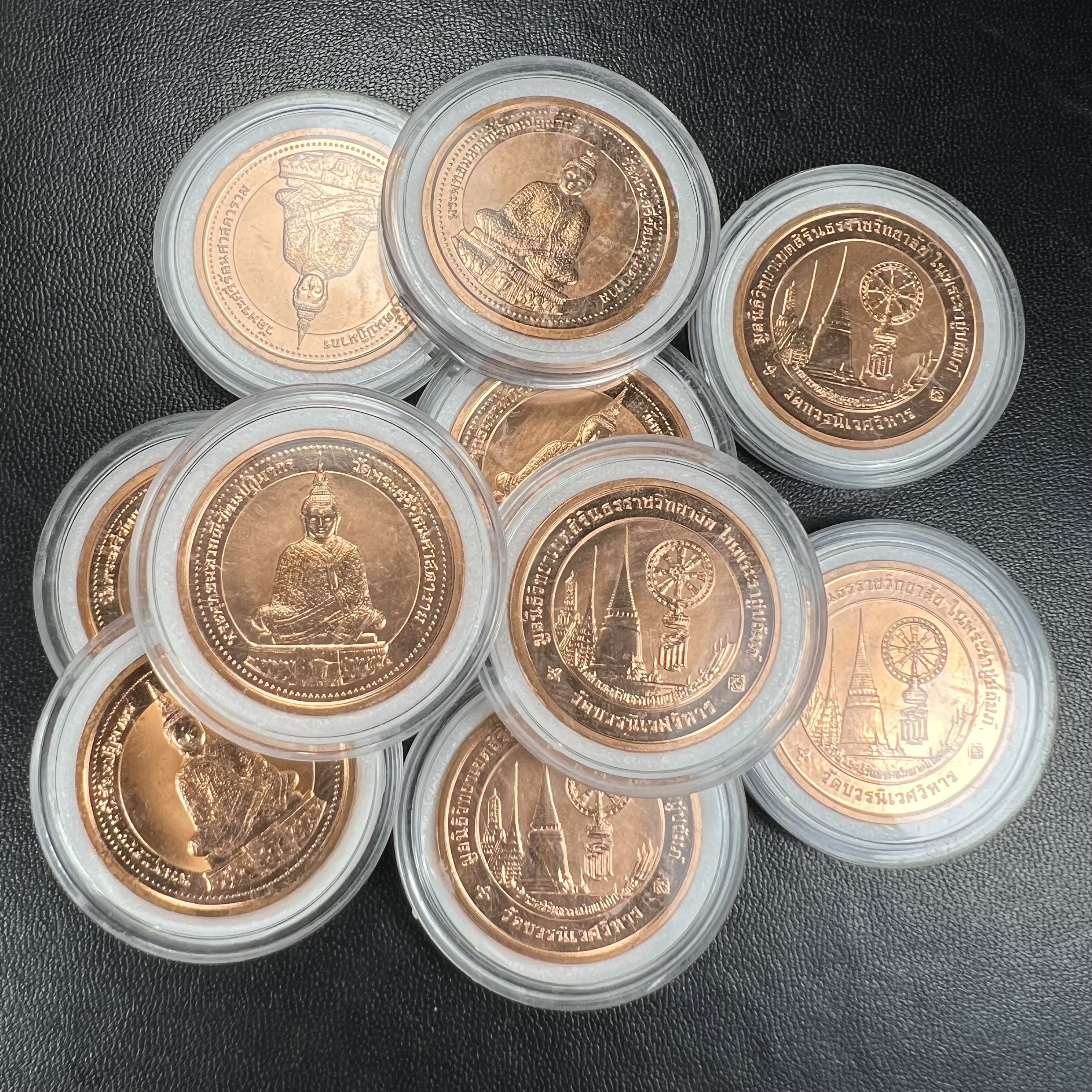 เหรียญพระแก้วมรกต ทรงเครื่องฤดูหนาว หลัง สธ.รุ่นเฉลิมพระเกียรติ ออกโดยมูลนิธิวิทยาเขตสิรินธรราชวิทยาลัย ในพระบรมราชูปถัมภ์ วัดบวรนิเวศวิหาร ปี 2538 เนื้อทองแดงบริสุทธิ์ 99.50% ขัดเงาสามมิติ ขนาด 2.7 ซม.ผลิตโดยโรงกษาปณ์ POB JOY MINT LTD.UK ประเทศอังกฤษ(เหร