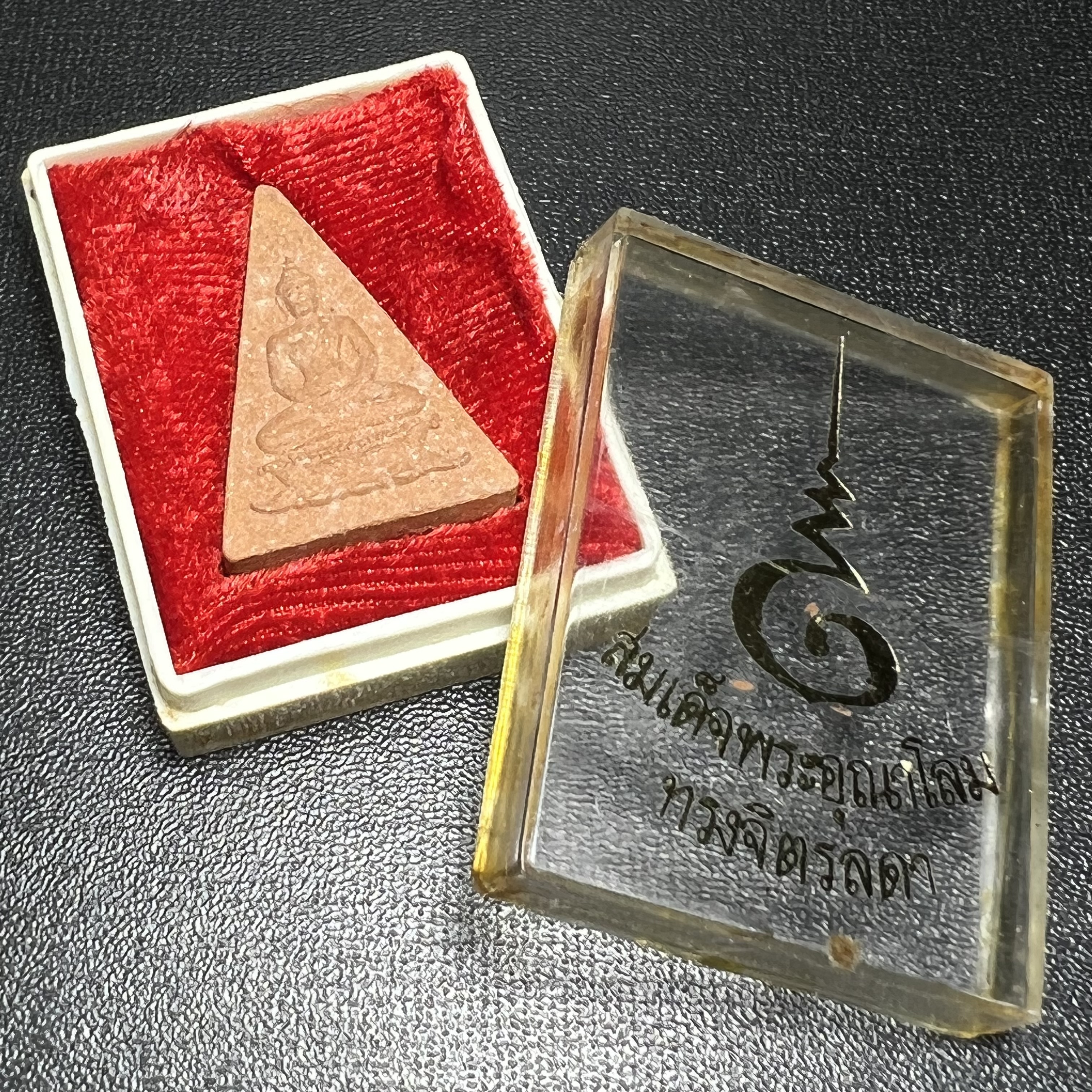 พระสมเด็จอุณาโลมทรงจิตรลดา ปี 2519 วัดบวรนิเวศวิหาร พิมพ์ใหญ่ คมชัดลึก พิมพ์นิยม(สภาพคัดสวยหายาก)อีกหนึ่งวัตถุมงคลในหลวงที่ทรงคุณค่า