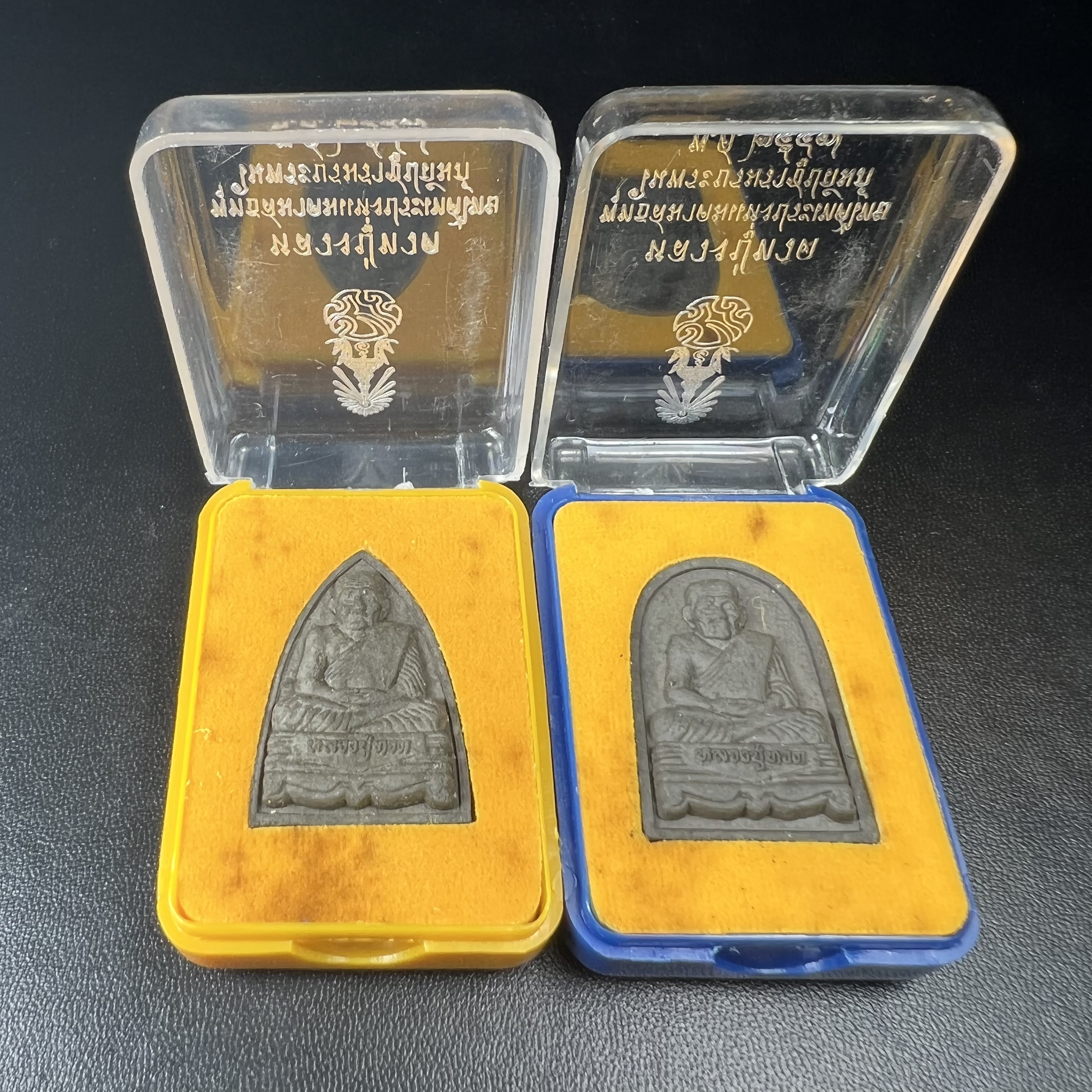 พระหลวงปู่ทวด ภปร.ปี2547 เนื้อว่าน ทรงกลีบบัว (พิมพ์เตารีด)+ทรงกลีบขนุน (พิมพ์พระรอด) (ชนวนเก่า)ด้านหลังมี ภ.ป.ร. เป็นโลหะผสม สูง 3.3 ซม. พร้อมกล่องบรรจุเดิม พิธีใหญ่ มวลสารดี ปลุกเสกวัดพระแก้ว(1ชุด รวม2องค์)