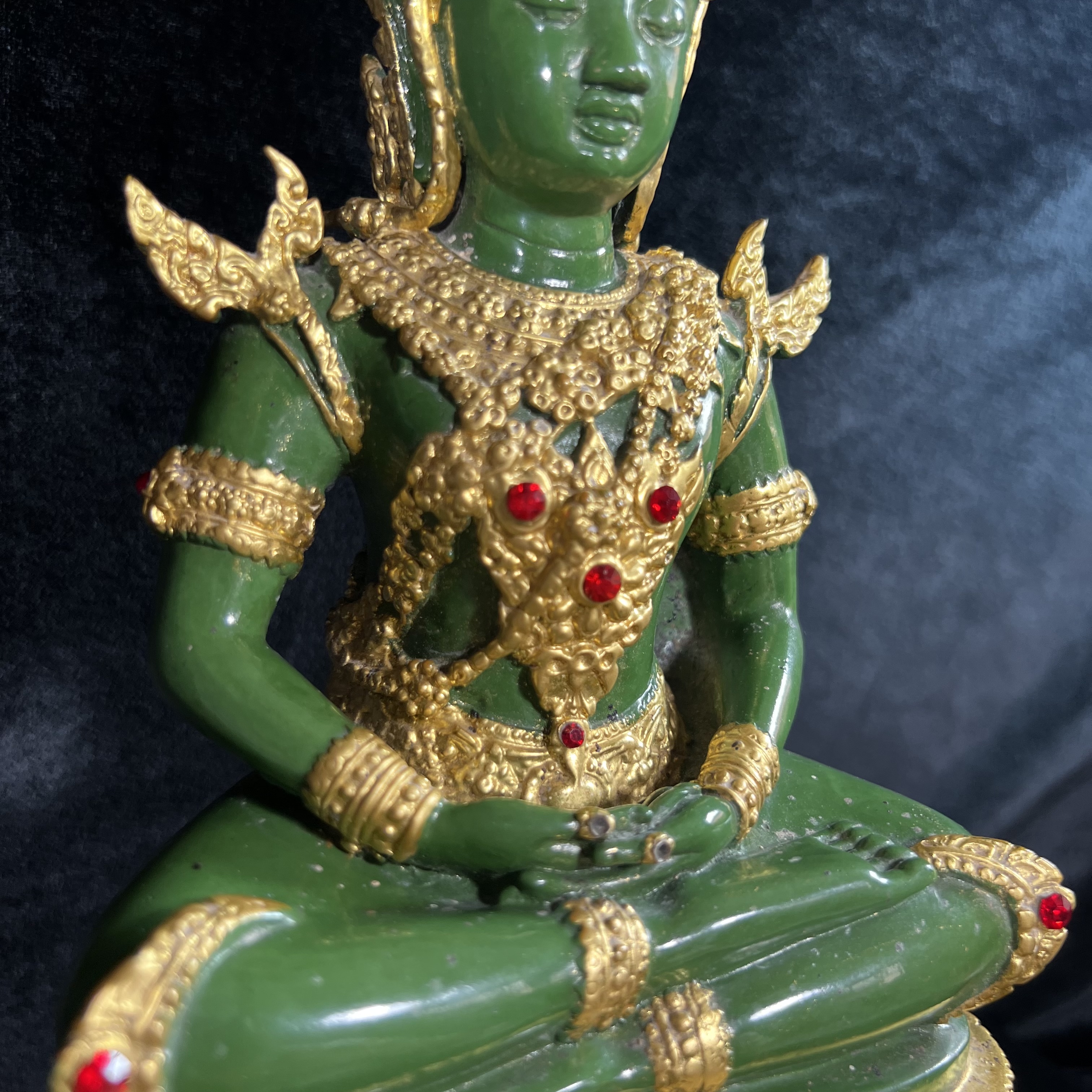 พระพุทธมหามณีรัตนปฏิมากร (จำลอง)พระแก้วมรกต วัดพุทธไทยถาวรวนาราม นครนิวยอร์ก ตรา ภปร. 6รอบ 72พรรษา ในหลวงรัชกาลที่9 ปี2542 ขนาดบูชาหน้าตัก 5นิ้ว หล่อเนื้อโลหะ(ในหลวงรัชกาลที่9 เสด็จเจิมพระสุหร่าย)(1ใน999องค์)