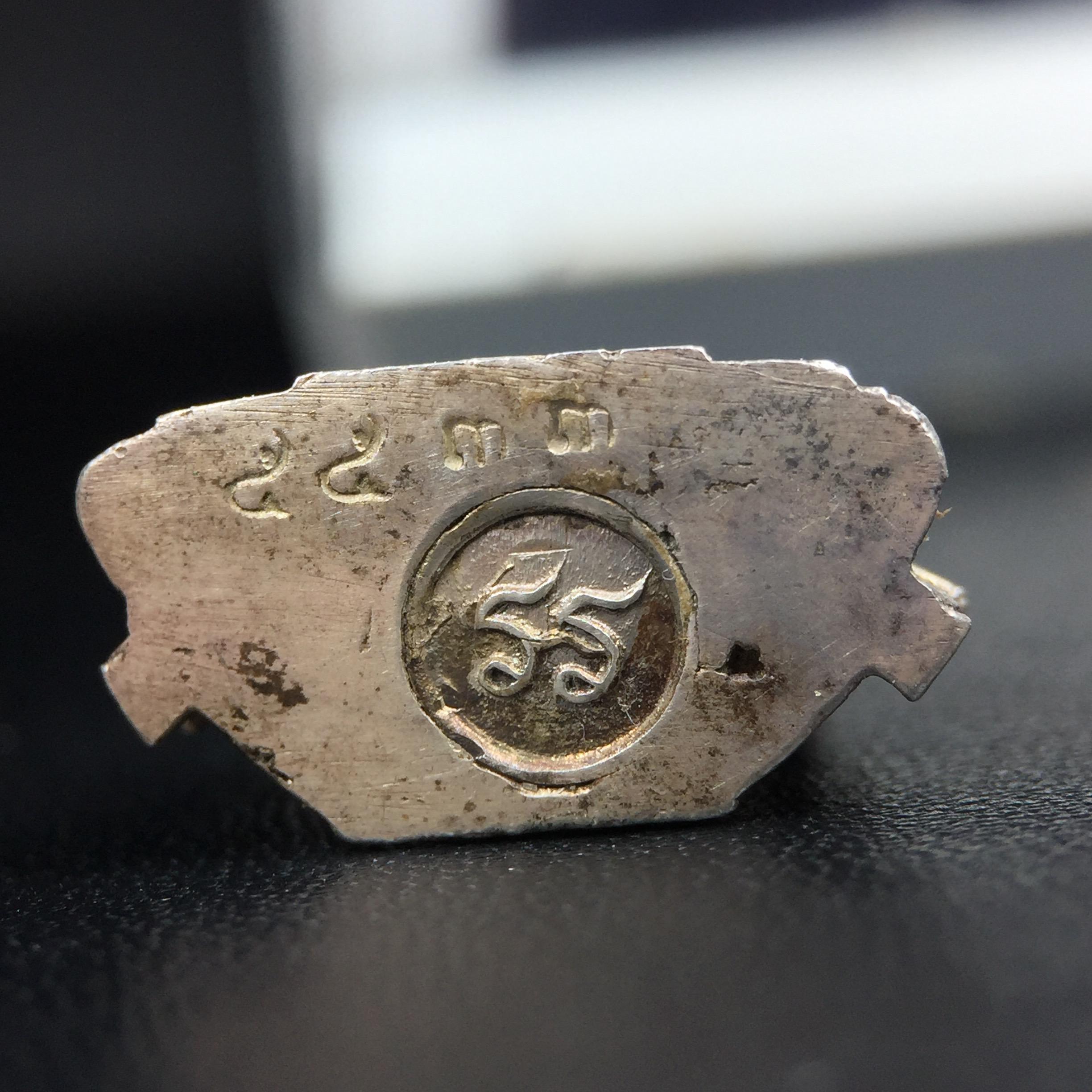 พระกริ่งพุทธชินราช รุ่นพระมาลาเบี่ยง ปี พ.ศ.2520 (รุ่นแรก รุ่นเดียว) วัดพระศรีรัตนมหาธาตุ พิษณุโลก ปี 2520 พิมพ์ใหญ่เนื้อเงิน(ผิวเดิมสวยติดรุ้งนิดๆผิวขึ้นน้ำทองสวยมีเสน่ห์ตามกาลเวลา)พิธีใหญ่ เกจิในยุคร่วมเสกมากมาย(องค์หมายเลขสวย เลขเบิ้น เลขคู่ ๕๕๓๓)