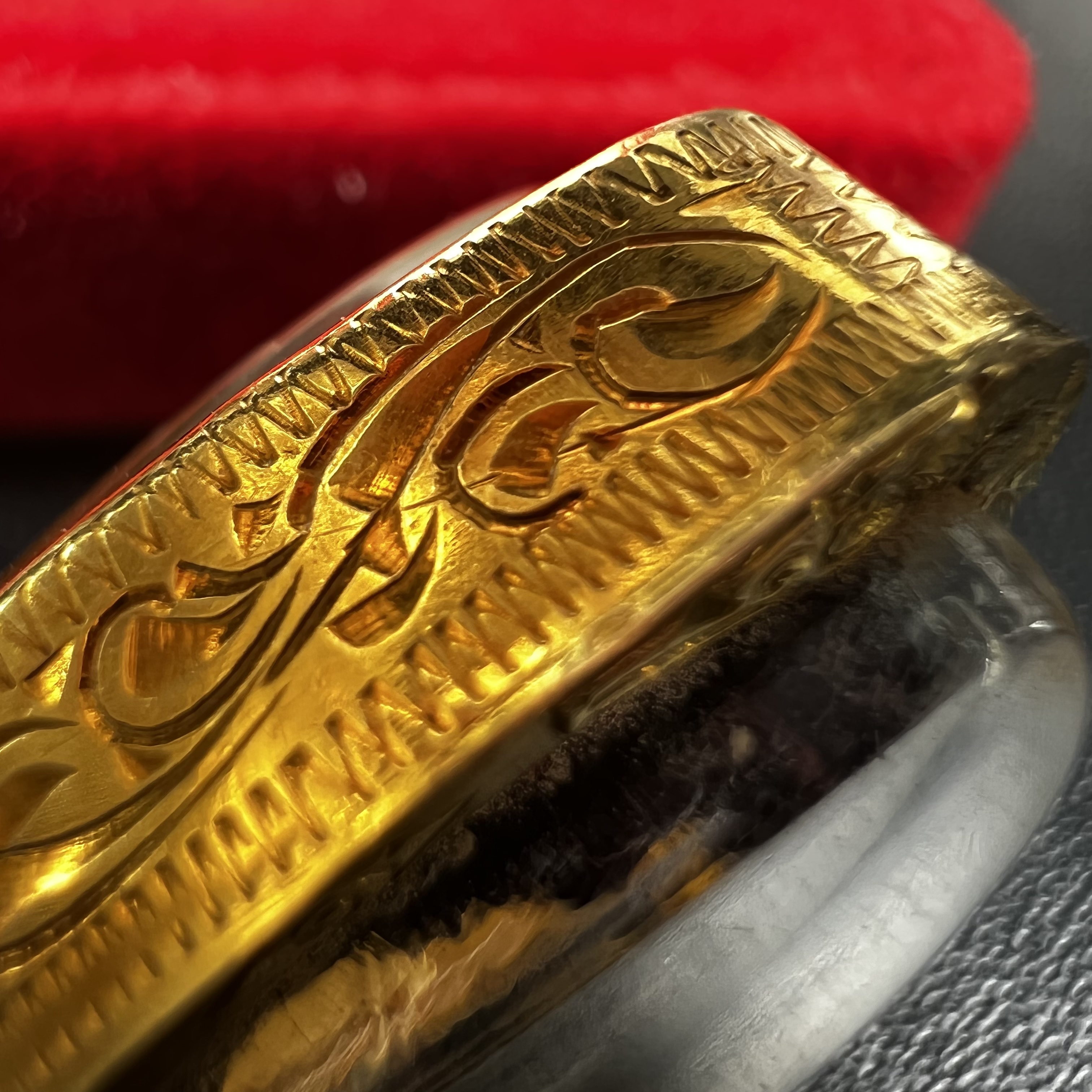 พระกริ่ง-พระชัยวัฒน์ ปวเรศ ปี2530 วัดบวรนิเวศราชวรวิหาร(องค์พระชัยวัฒน์เลี่ยมกรอบทองคำแท้)(ในหลวง ร.9 เสด็จเททอง)(บรรจุเส้นเกศาในหลวงรัชกาลที่9)พร้อมสูจิบัตรเดิมตอนจัดสร้าง(สภาพสวยครบสมบูรณ์) (องค์หน้าใหญ่)(องค์ทองทบ)แบบพิมพ์นิยมหายาก