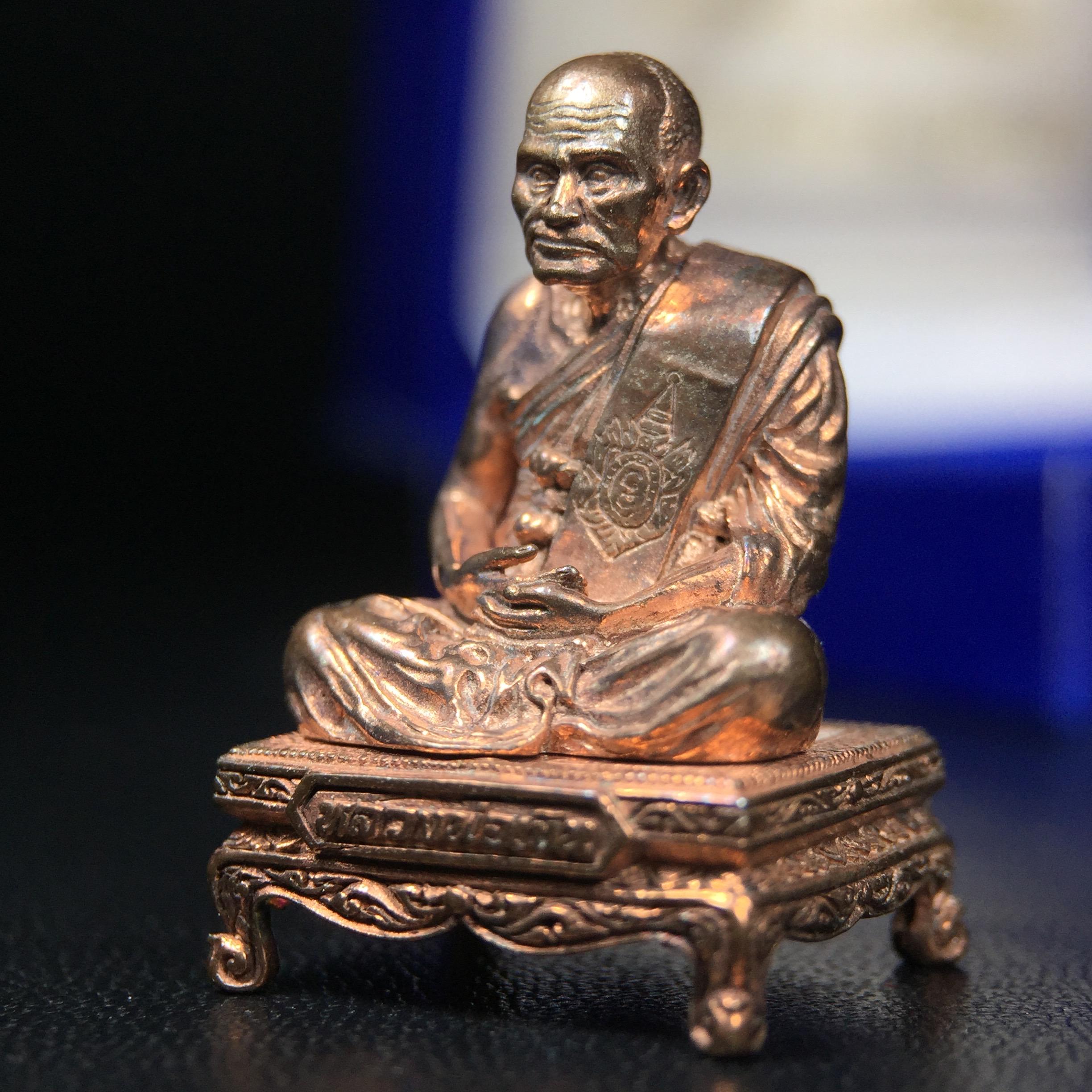 รูปหล่อหลวงพ่อเงิน วัดบางคลาน จ.พิจิตร พิมพ์หน้าเหมือนหลวงพ่อ "รุ่น 91 ปี กรมเสมียนตรา" กระทรวงกลาโหมจัดสร้างในปี 2543 พุทธาภิเษกใหญ่ 3 วัด 3พิธีวัดสุทัศน์ /วัดบางคลาน/วัดพระแก้ว เนื้อนวโลหะปัดเงา(แก่ทองคำ)พุทธศิลป์งดงามมากหายาก(ตอกโค๊ตหมาย ๖๐๘)