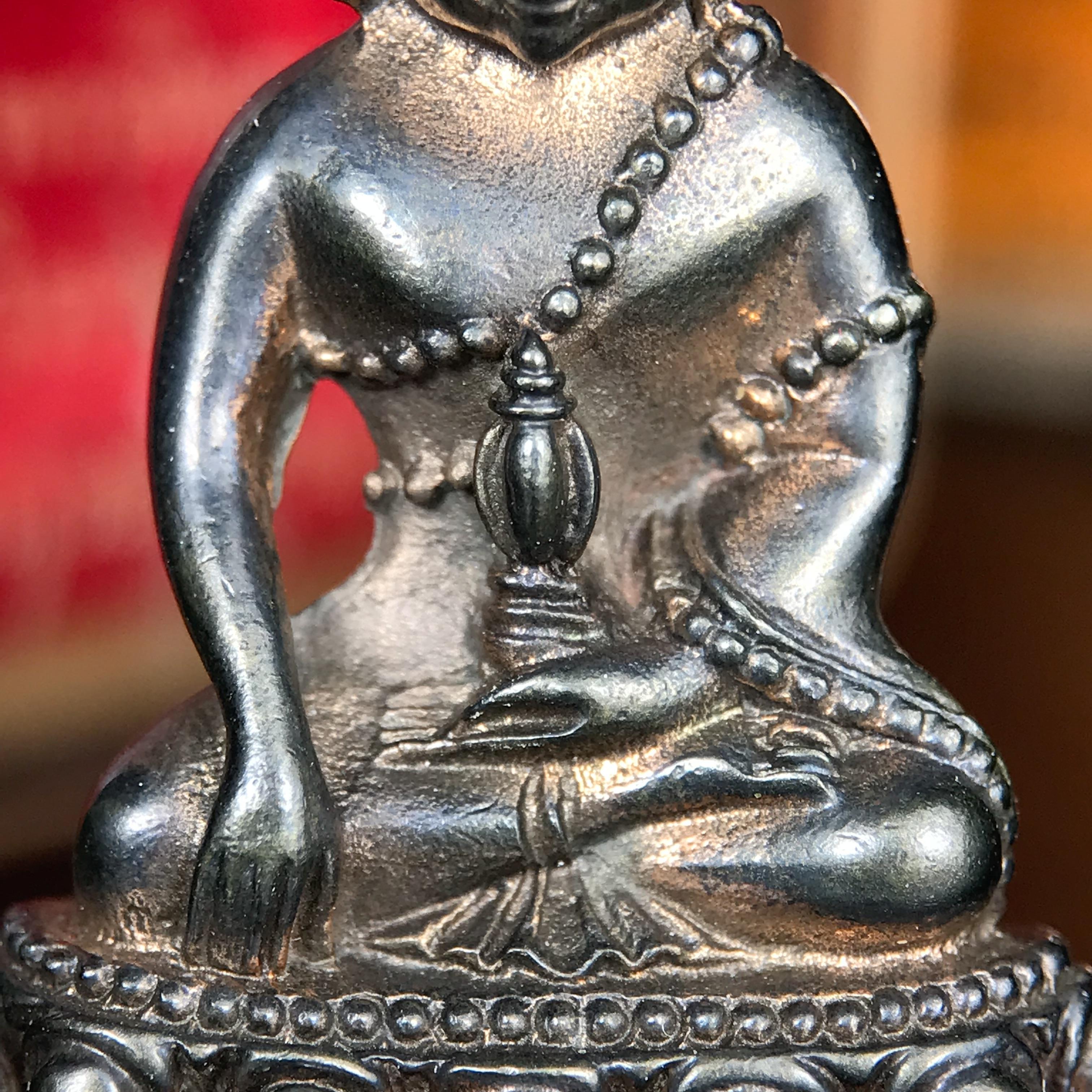 พระกริ่งนเรศวรพระองค์ดำ + พระชัยวัฒน์พระองค์ดำ อนุสรณ์ 100 ปี พิษณุโลกพิทยาคม (โรงเรียนชาย) พิธีจักรพรรดิมหาพุทธาภิเษก ปี 2542 เนื้อนวโลหะ(เต็มสูตรแก่ทองคำ) พิธีใหญ่มวลสารดีเกจิอาจารย์ยอดนิยมร่วมปลุกเสก*** ตอกโค้ดและหมายเลข*** 1 ใน 4999 องค์ ยอดนิยมหายาก