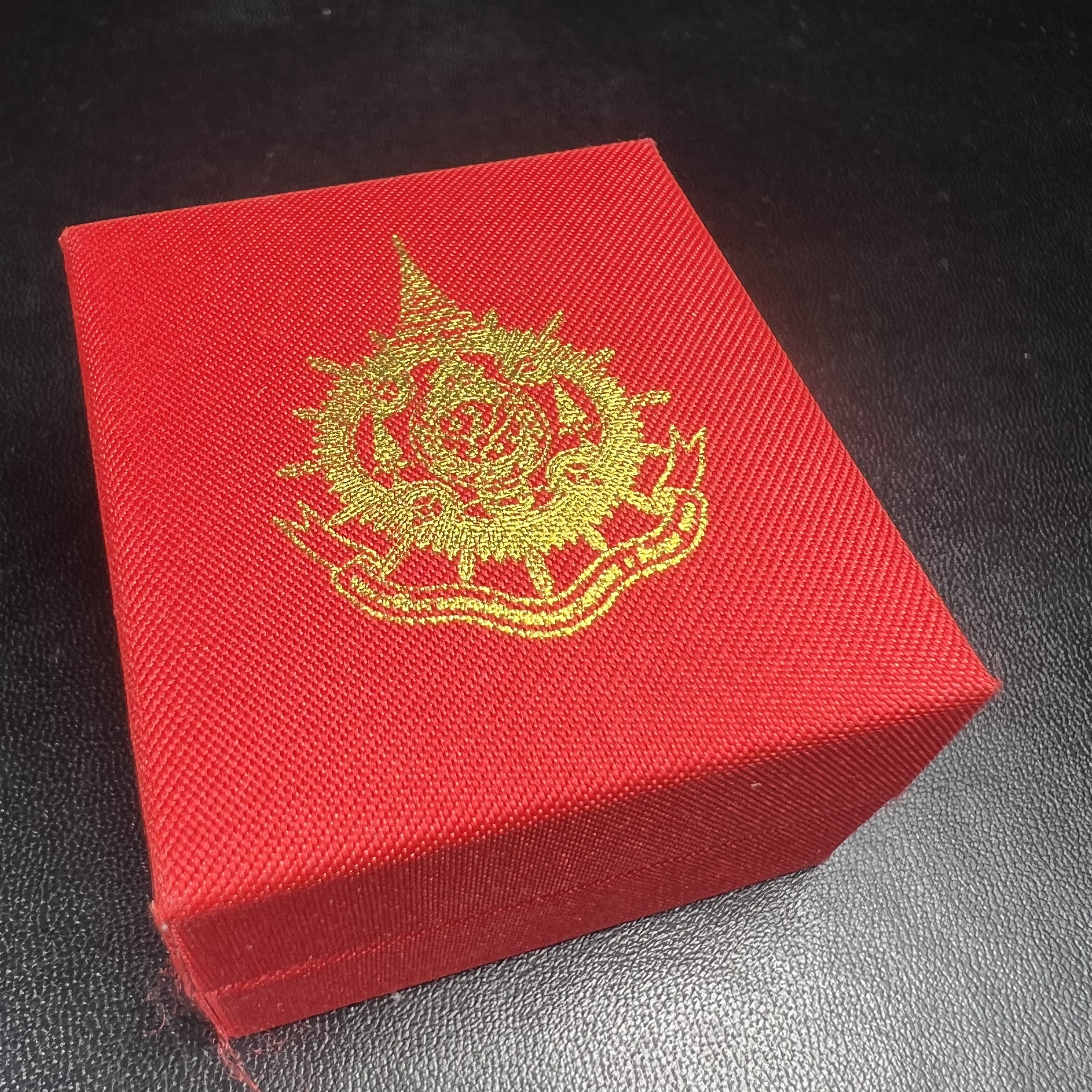 พระกริ่งไพรีพินาศ บรรจุเหล็กไหล ครั้งแรกและครั้งเดียวในประวัติศาสตร์ เฉลิมพระเกียรติ พระบาทสมเด็จพระเจ้าอยู่หัวรัชกาลที่9 พระชนมพรรษา 6 รอบ ปี2542 เนื้อนวโลหะผสมทองคำ(บรรจุเหล็กไหล)ดีนอก-ดีใน พิธีใหญ่ มวลสารเด่น (หายาก)