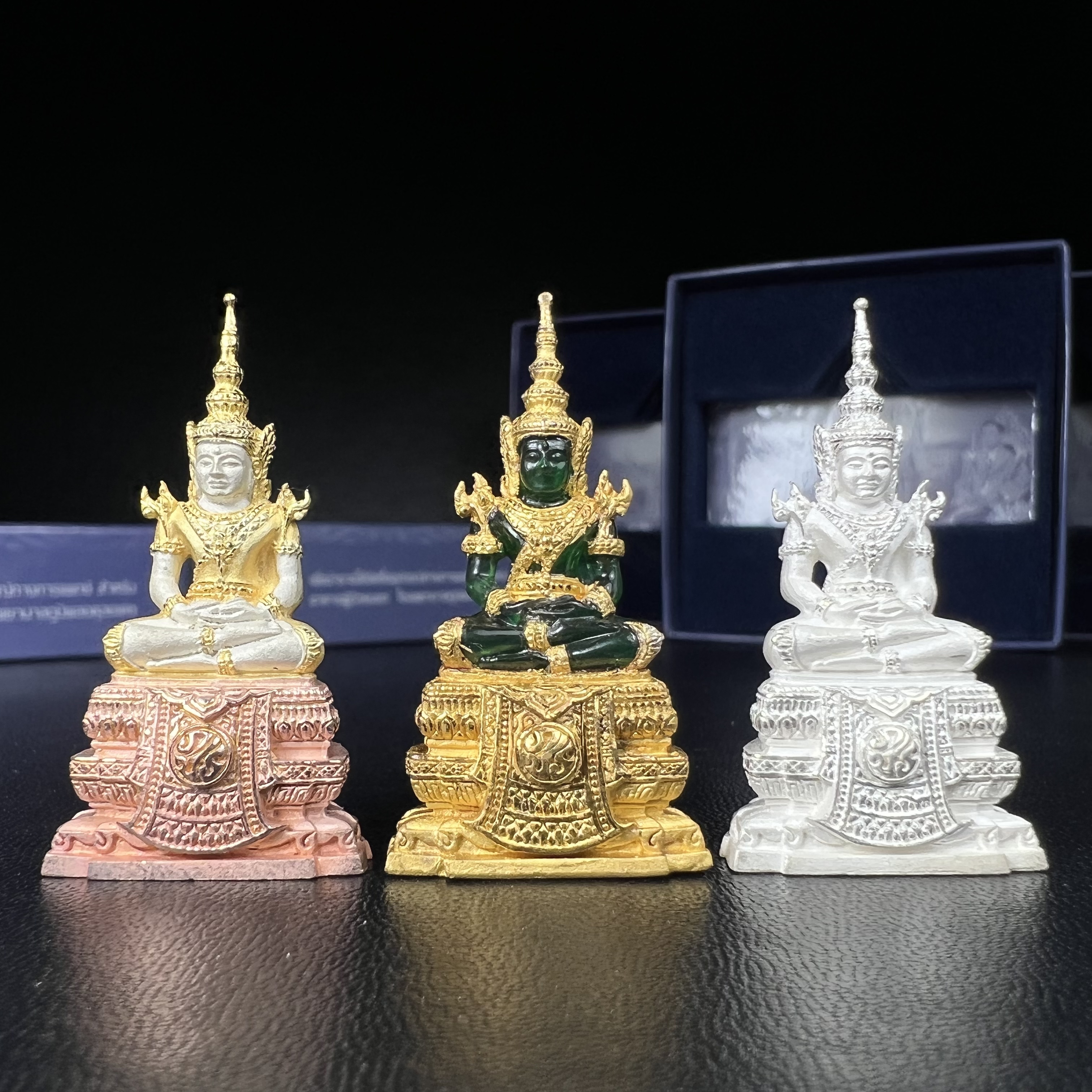 พระแก้วมรกต ภปร. จัดสร้างโดย รพ.ภูมิพลฯ ปี2547 ลอยองค์ขนาดหน้าตัก 1/2 นิ้ว (เนื้อเรซิ่นหุ้มทองคำ99.99%+เนื้อเงิน+เนื้อเงินสามกษัตริย์)(1ชุด 3 องค์)งดงามทรงคุณค่าอีกหนึ่งรุ่นยอดนิยม หายาก