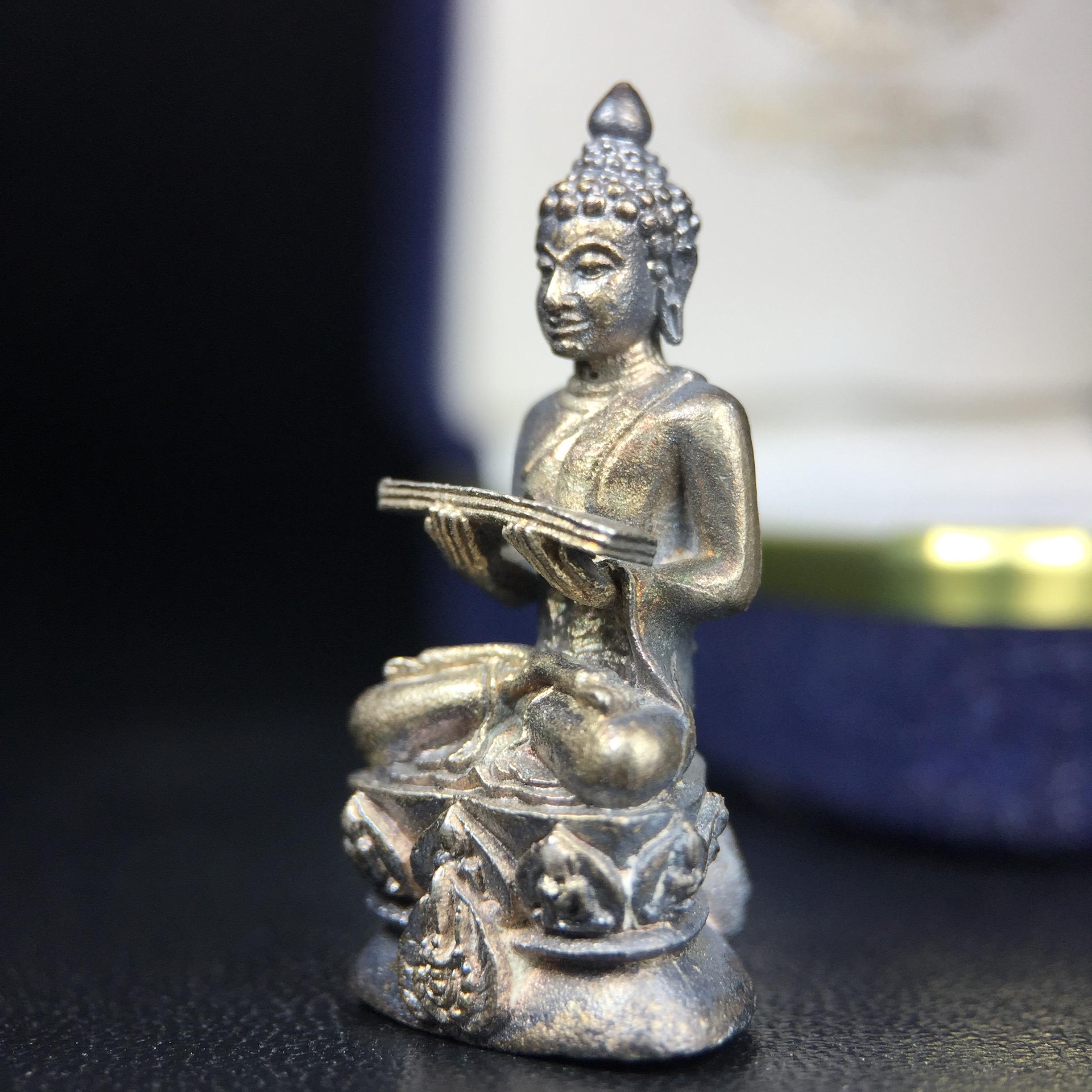 พระกริ่งปรมานุชิตชิโนรส วัดพระเชตุพนวิมลมังคลาราม(วัดโพธิ์) ปี2533 เนื้อเงิน ( ในหลวงรัชกาลที่9เสด็จเททอง)พิธีใหญ่ งดงามด้วยพุทธศิลป์เปี่ยมด้วยพุทธคุณ อีกหนึ่งรุ่นที่แนะนำสะสมบูชา