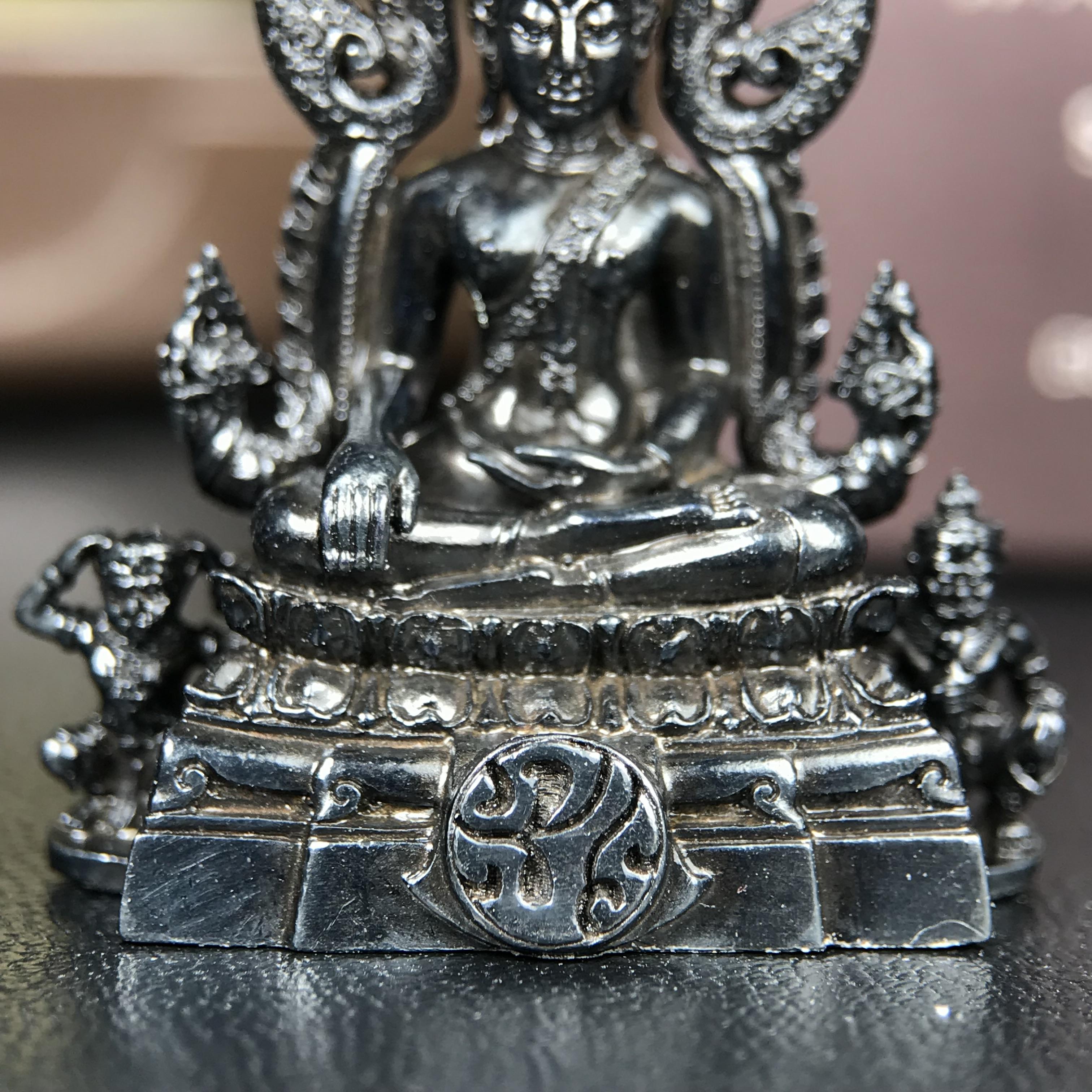 พระพุทธชินราช ภปร. โครงการ "เพราะแผ่นดินนี้ คือ แผ่นดินเกิด" ปี2548(รุ่นแรก) ลอยองค์ หน้าตัก 1/2 นิ้ว(ขนาด 3.5 x 2.5 ซม.) เนื้อเงินรมดำ(พุทธศิลป์จำลองเมื่อครั้งลอกทอง ครั้งที่3 เมื่อปี2547 ร้อยปีจะมีสักครั้ง "พระพุทธชินราชองค์ดำ")