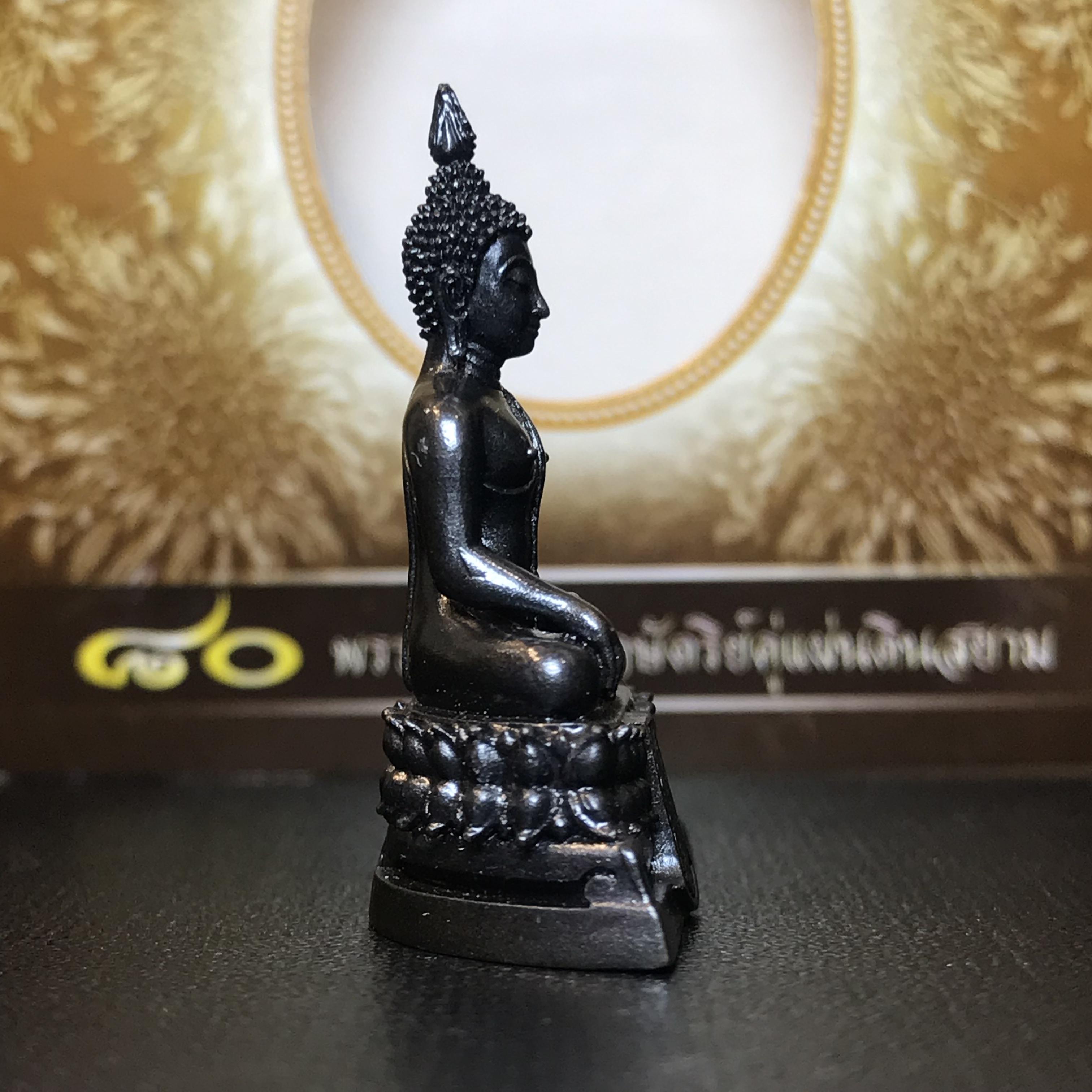 พระพุทธรูปคุ้มเกล้า ภปร. มหามงคล 80พรรษา “รุ่นเย็นศิระเพราะพระบริบาล 80พรรษา มหากษัตริย์คู่แผ่นดินสยาม” เนื้อนวโลหะรมดำ พิมพ์ใหญ่ ขนาด 18*35 มม.