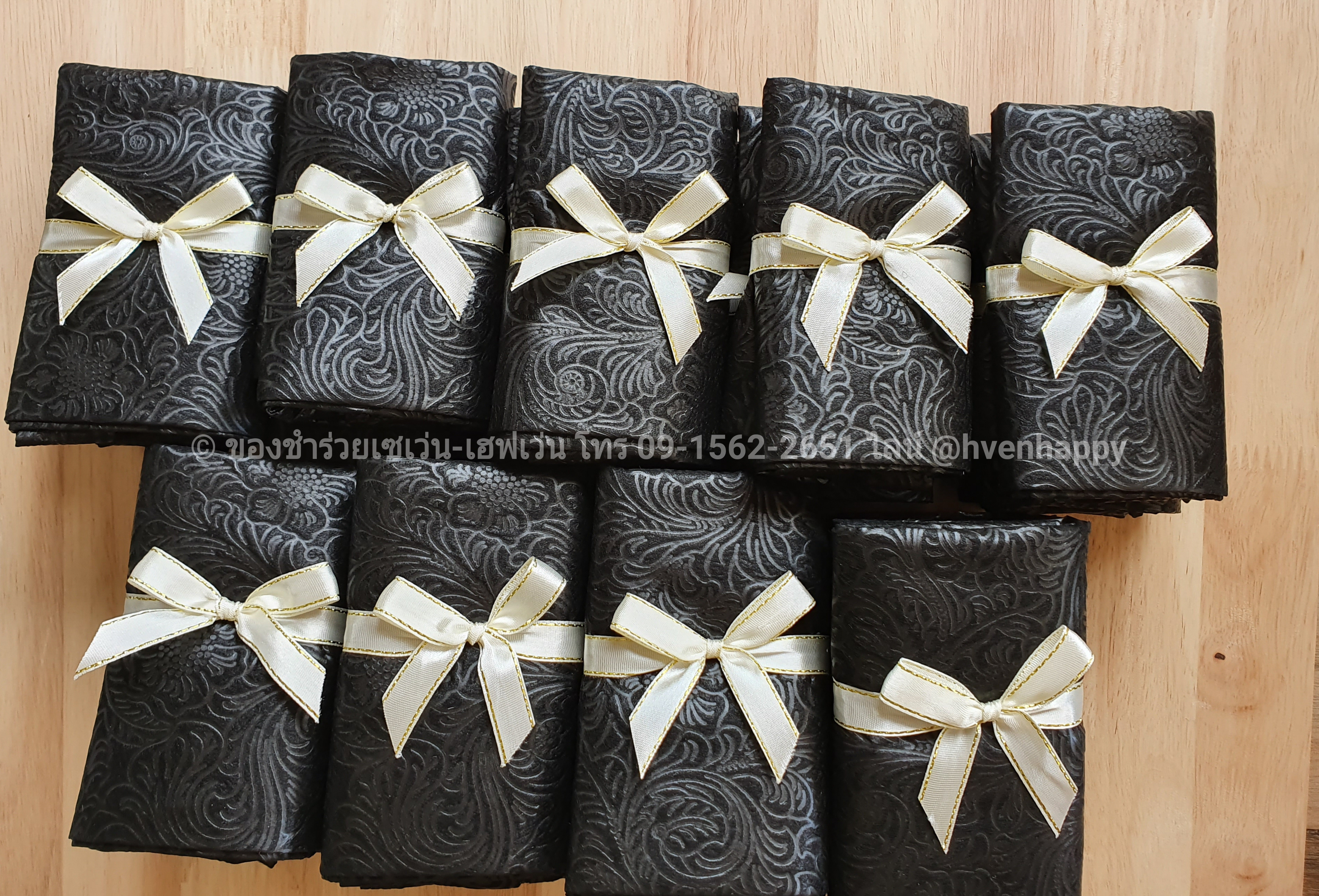 ของชำร่วยงานศพ กระเป๋าผ้าสปันบอนด์สีดำ อัดลายดอกไม้ในตัว