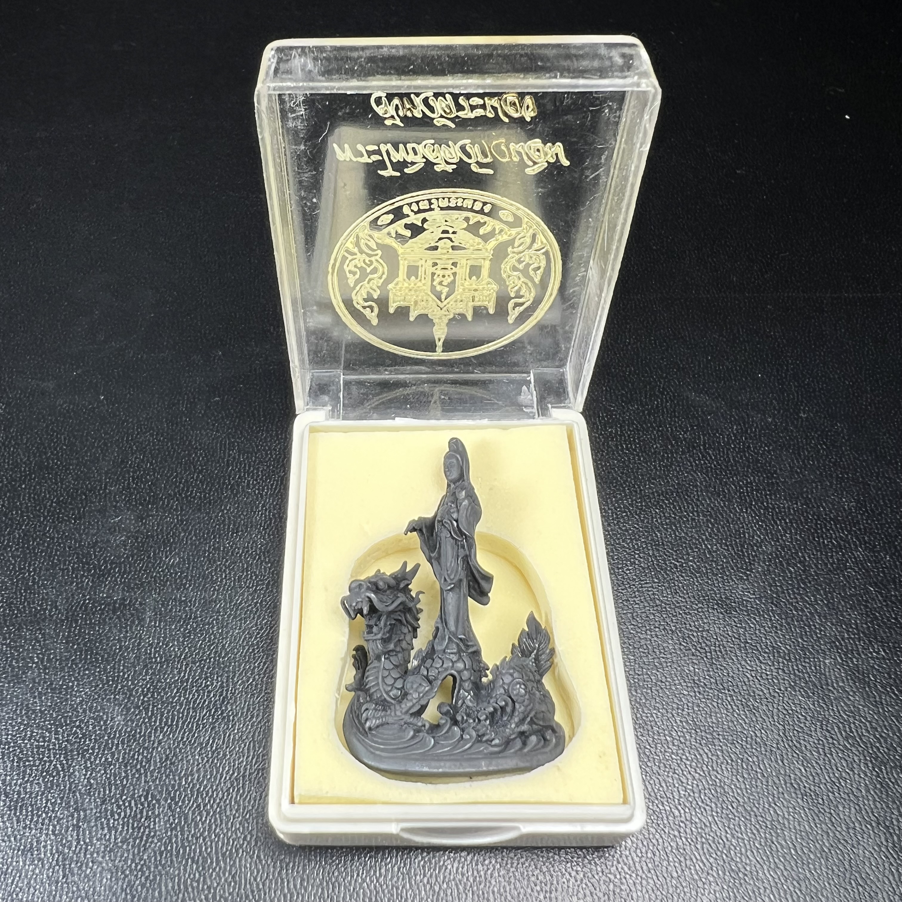 รูปหล่อลอยองค์พระโพธิสัตว์กวนอิม ทรงประทับมังกร จ.ระนอง พ.ศ.2539 เนื้อนวโลหะ พิมพ์ใหญ่(สวยงดงาม เข้มขลัง ทรงคุณค่า) เฉลิมฉลองในวโรกาสที่พระบาทสมเด็จพระเจ้าอยู่หัวทรงครองสิริราชสมบัติครบ 50 ปี(องค์หมายเลข๘๕๒๐)