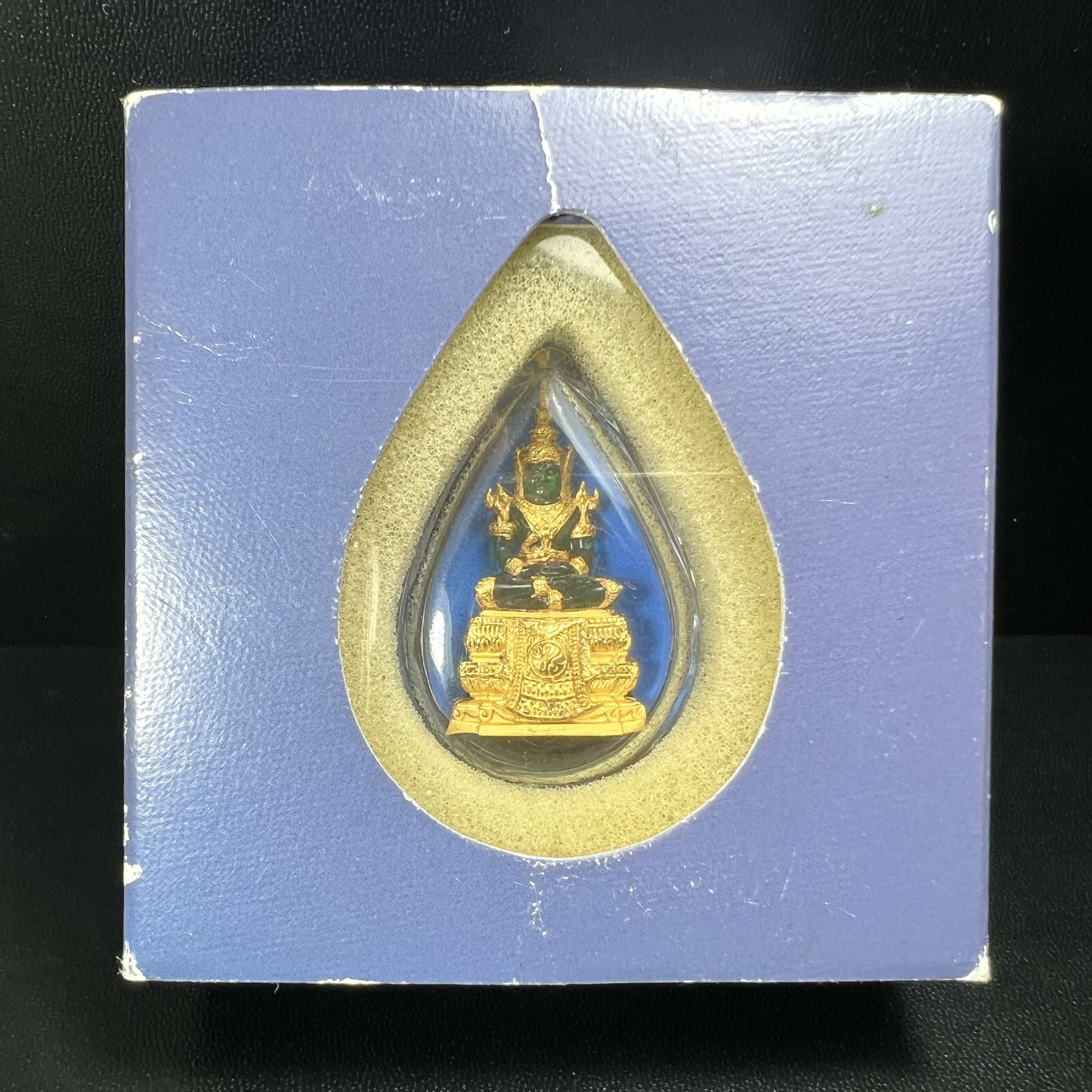 พระแก้วมรกต ภปร. จัดสร้างโดย รพ.ภูมิพลฯ ปี2547 ลอยองค์ขนาดหน้าตัก 1/2 นิ้ว เนื้อเรซิ่นหุ้มทองคำ99.99 งดงามทรงคุณค่าอีกหนึ่งรุ่นยอดนิยม หายาก